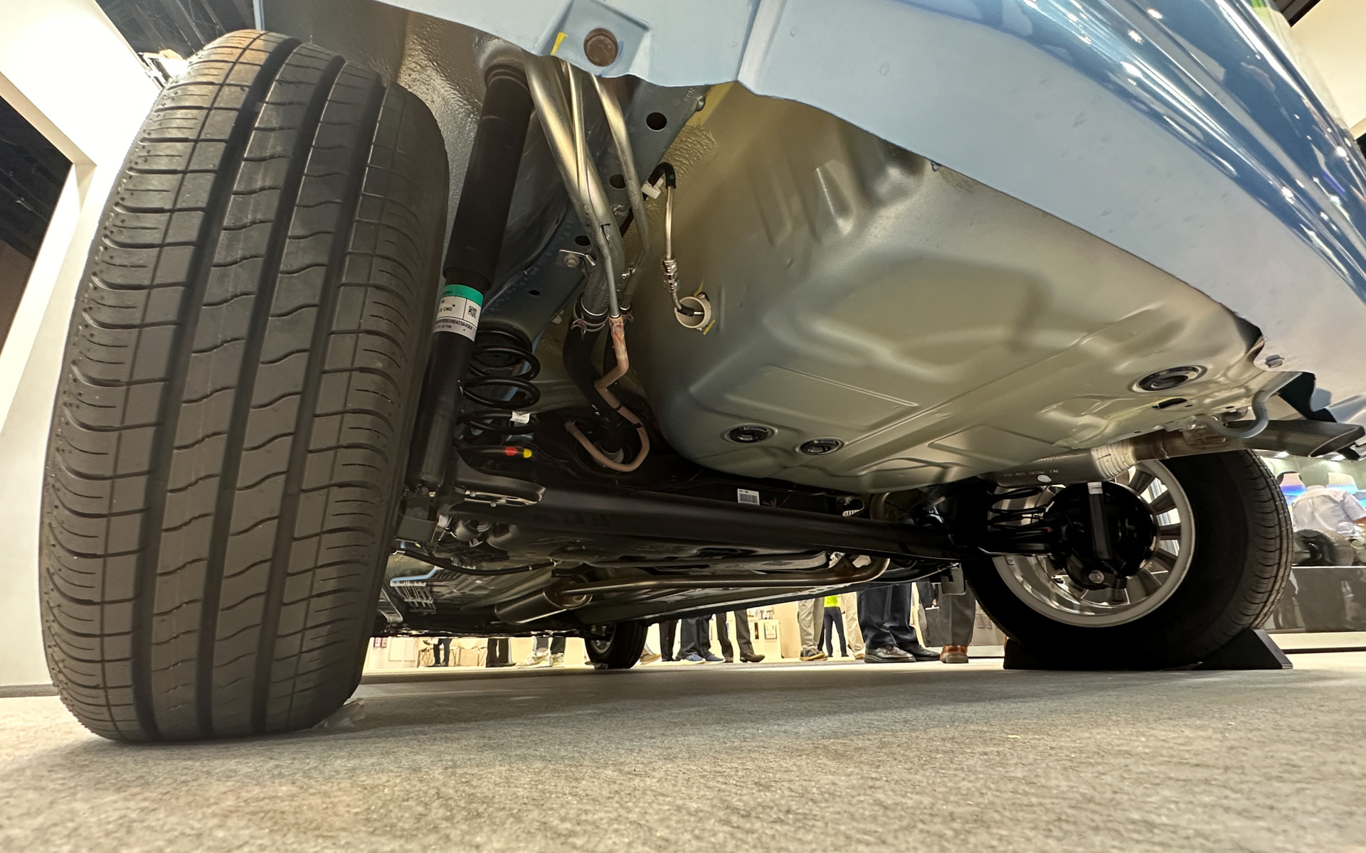 トランクにガスタンク、床下に燃料タンクを搭載するバイフューエル仕様のワゴンR CBG車