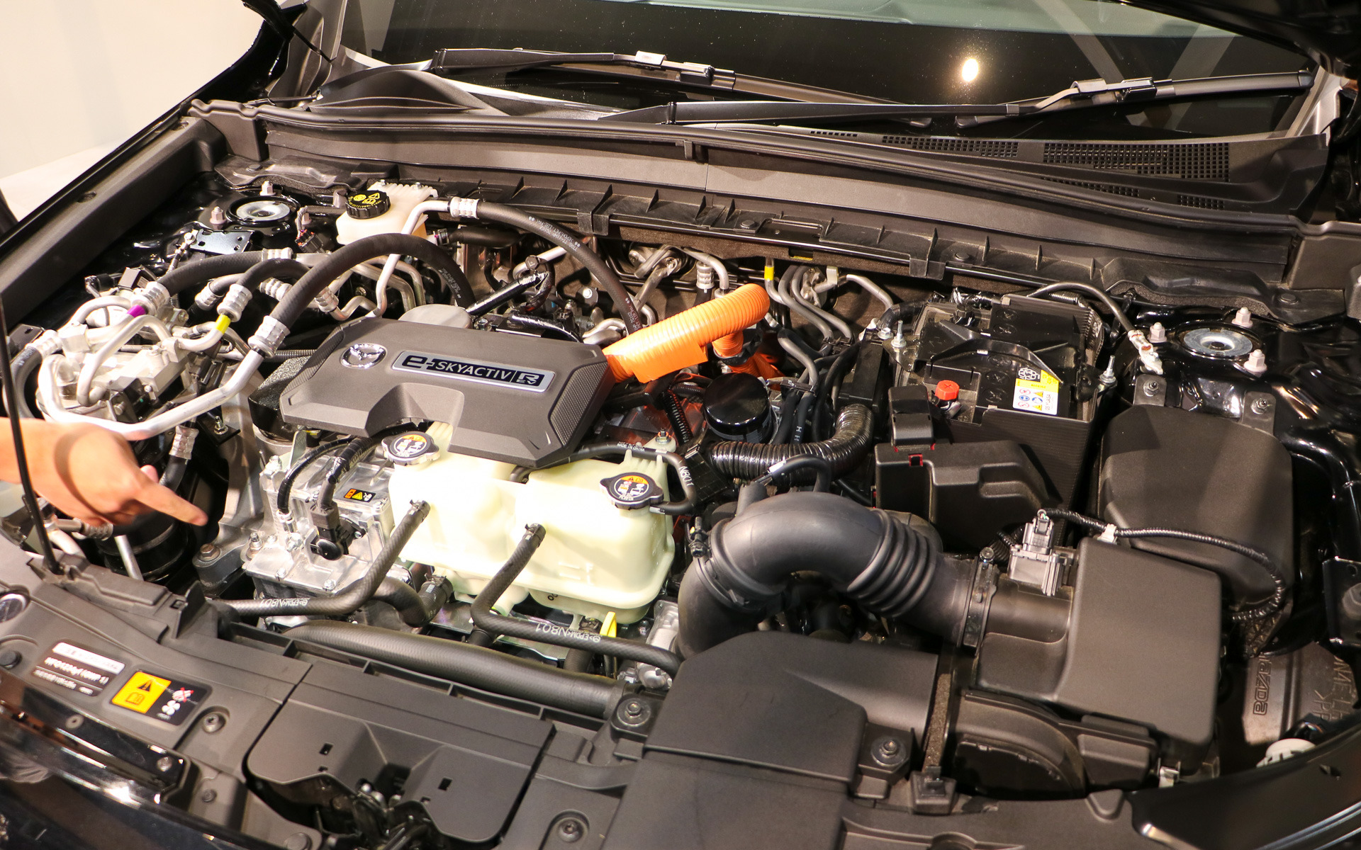 「MX-30 Rotary-EV」のエンジンルーム