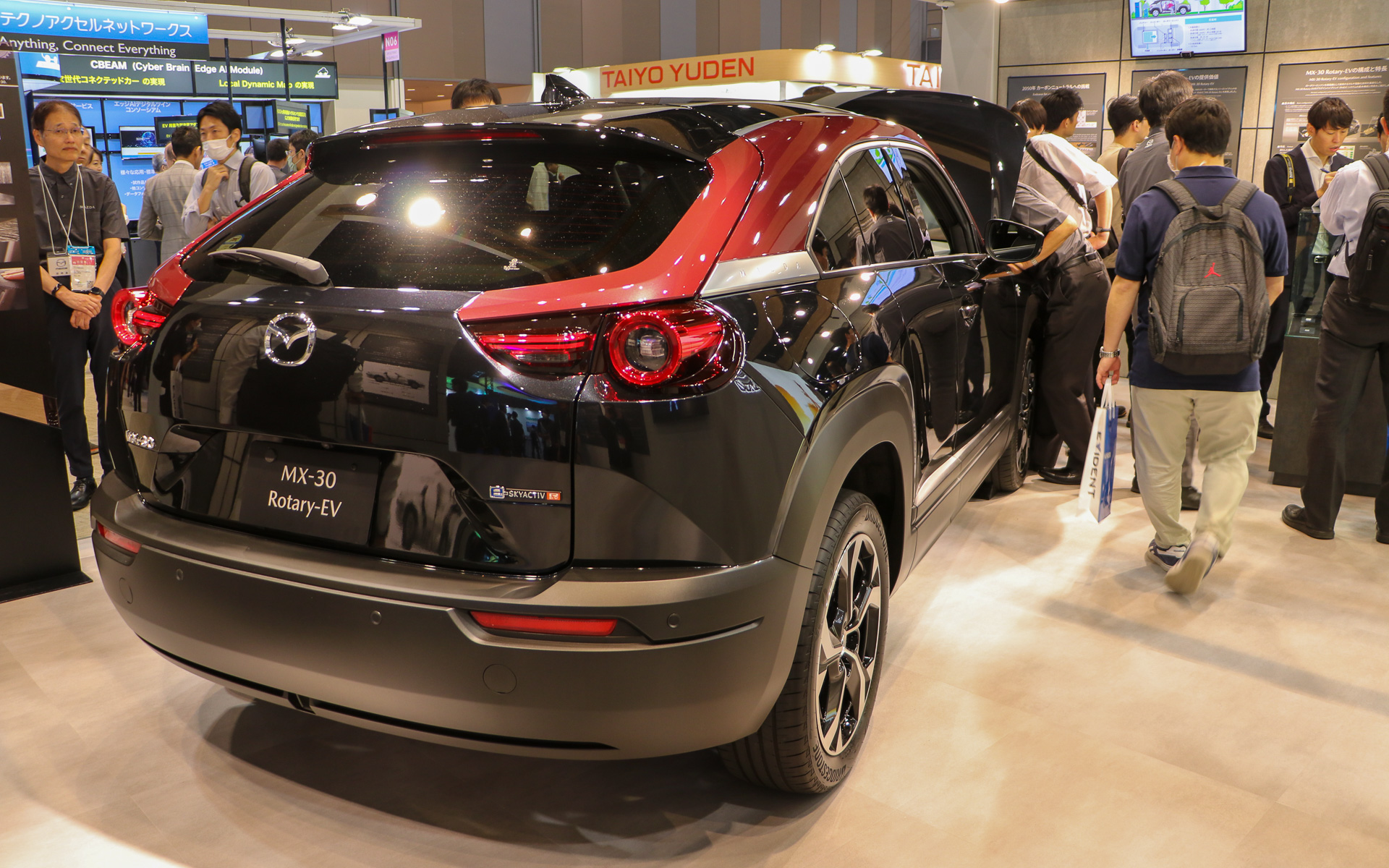 MX-30 Rotary-EVはエンジンルームや室内を見ることも可能