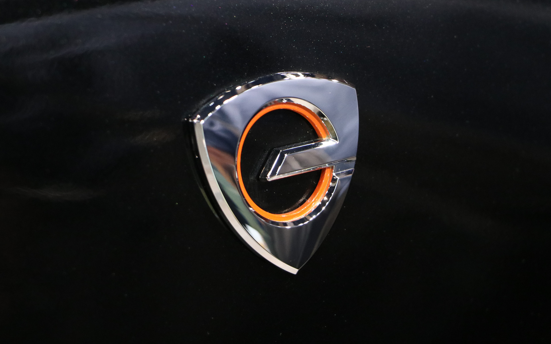 ローターと電動化の「e」を融合させたエンブレム