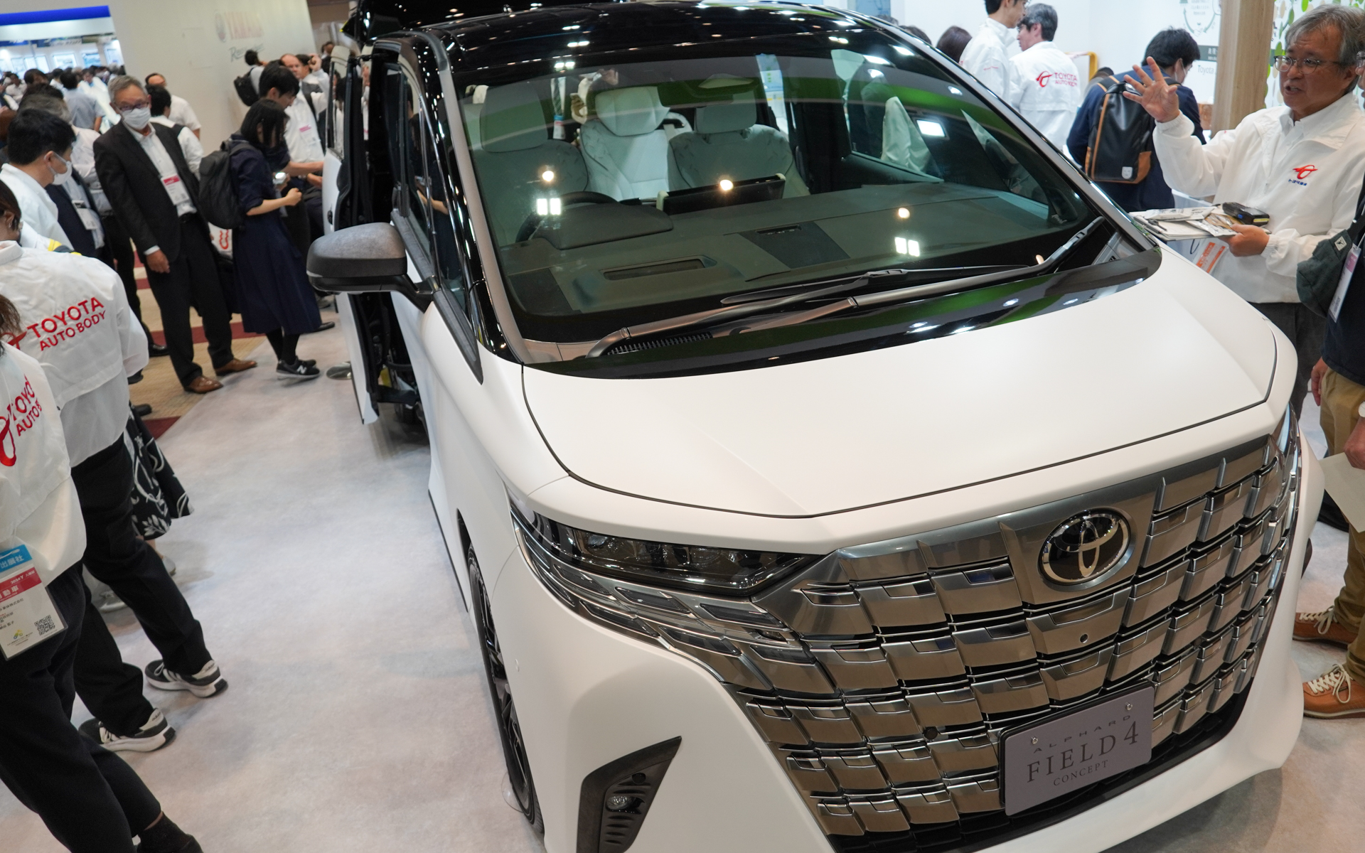 TABWDのアイテムを装着したアルファード