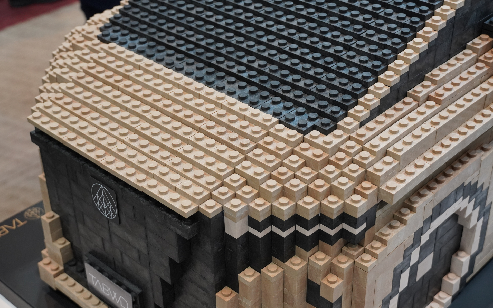 ブロックで作られたアルファード。木の風合いを生かしている