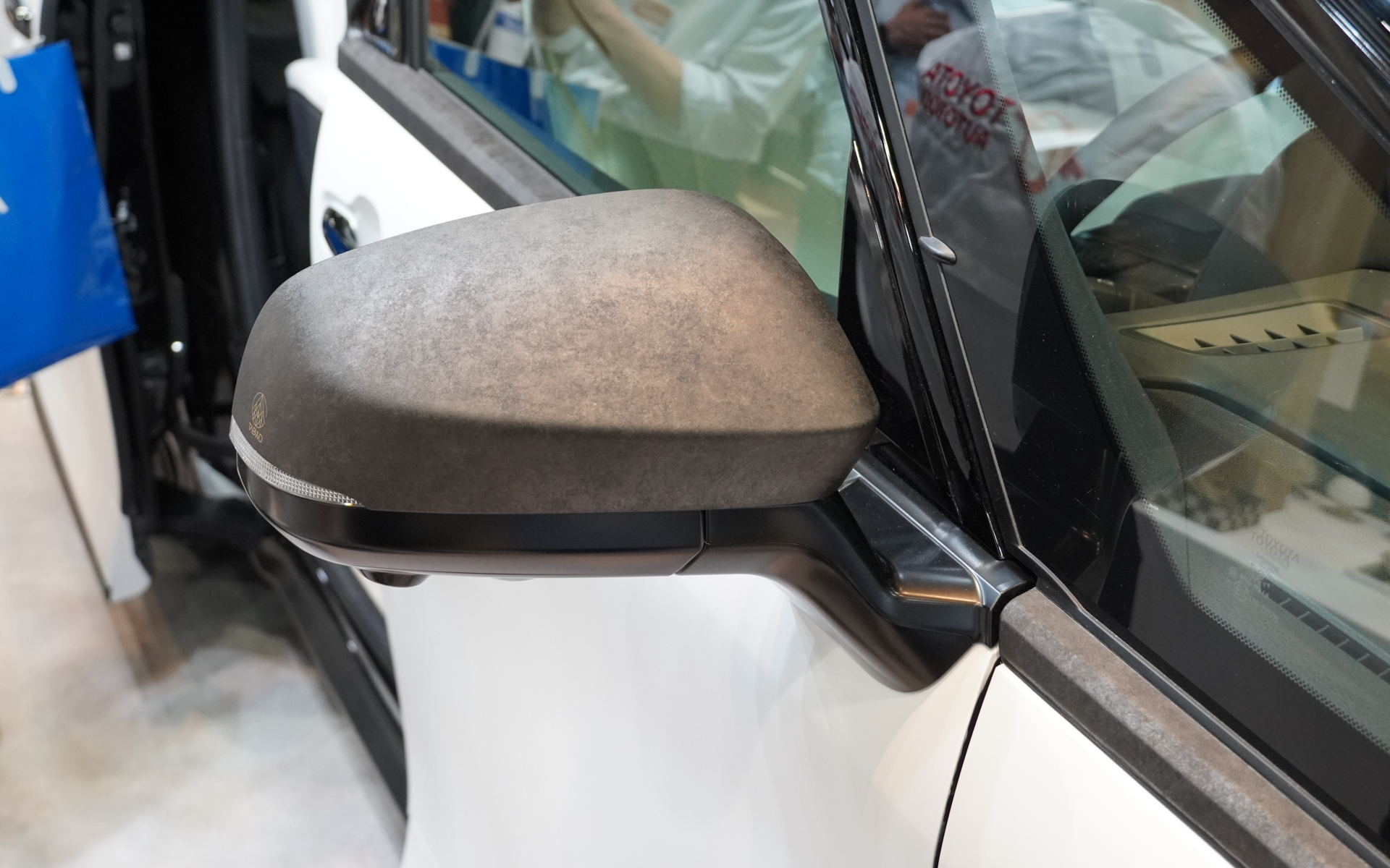 実車アルファードのミラーカバーやウィンドウモールにTABWDを使用したパーツが装着されている