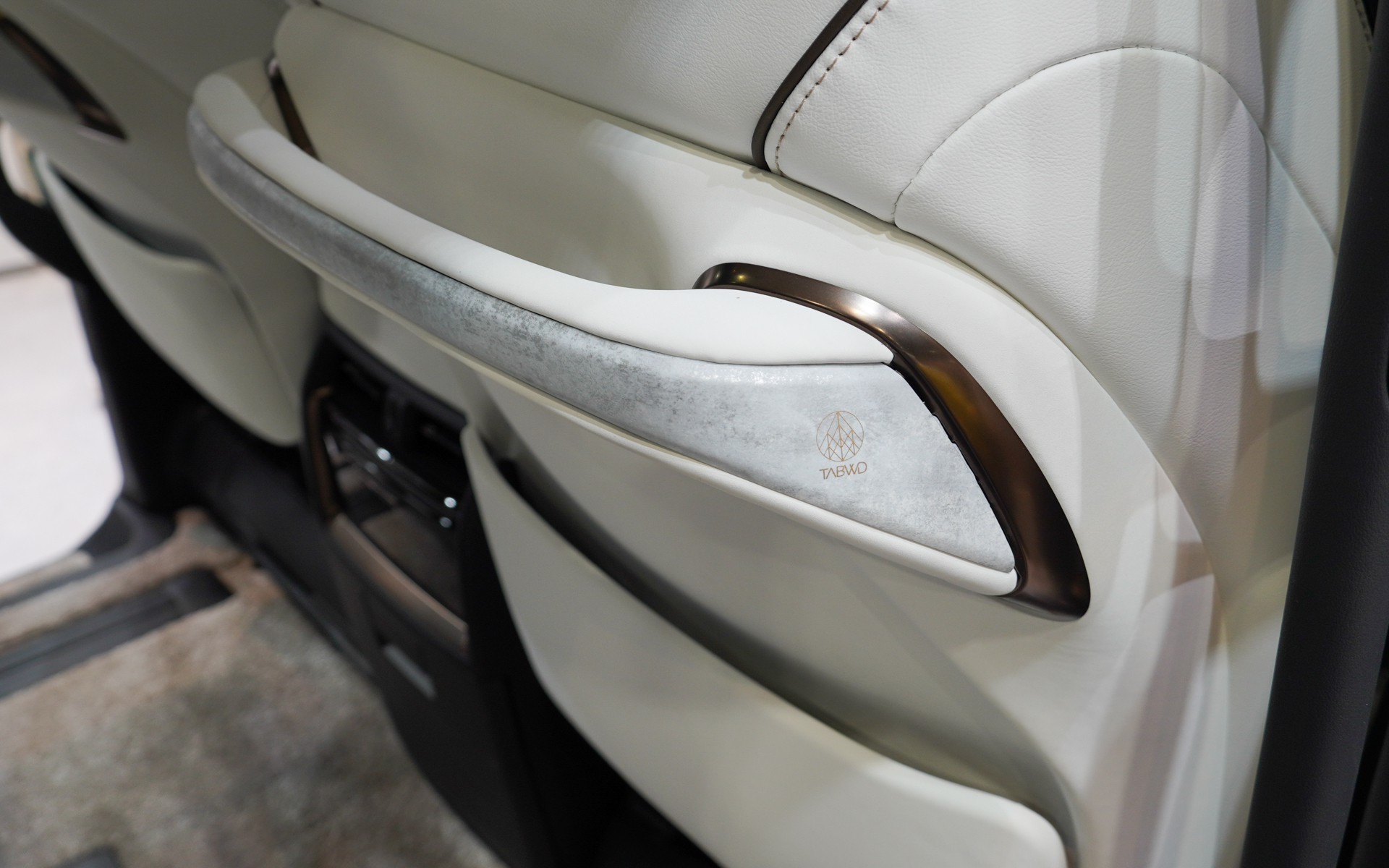 室内のグリップ部分も同様にTABWDを使用したパーツが使用されている