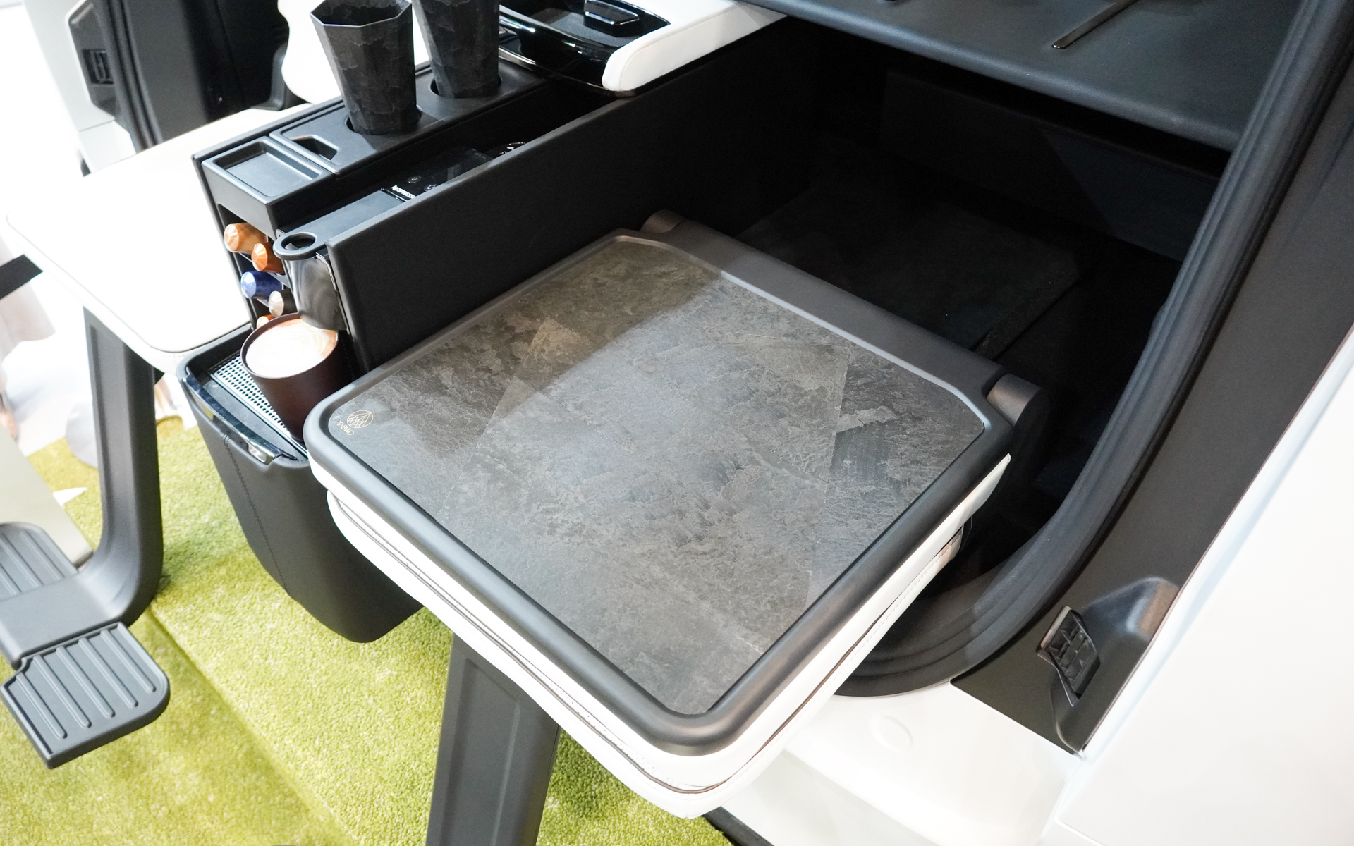 サードシートバックのテーブルにもTABWD