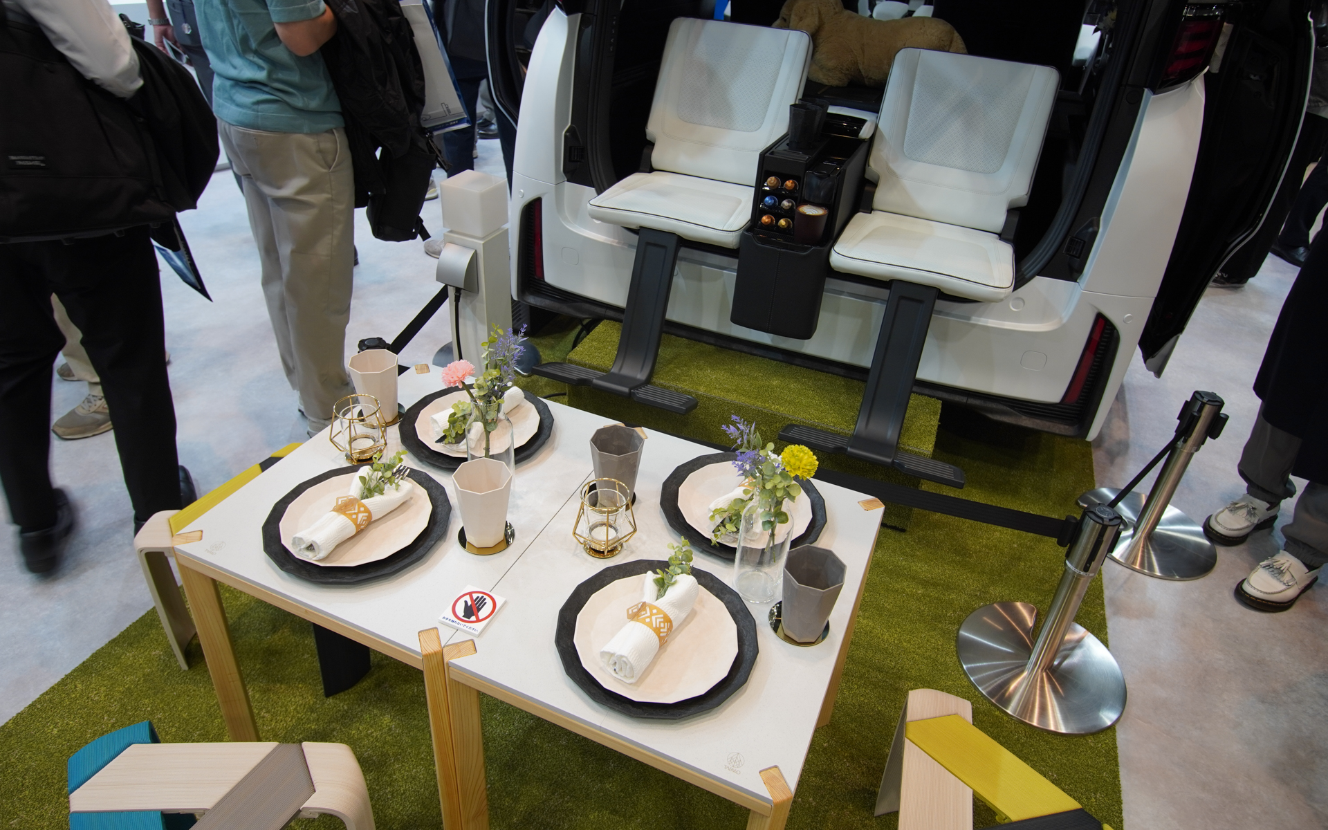 TABWDで作った食器などを展示。ナプキンホルダーも普通のプラスチックに見えるがTABWDで作られている