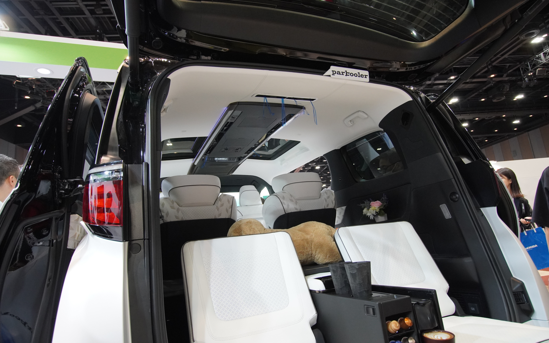 電動リアクーラーシステム「Parkooler」をアルファードに組み込む形で展示。エアコンは動作しているがアルファードのエンジンは始動していない。脇にはポータブル電源も置かれていた