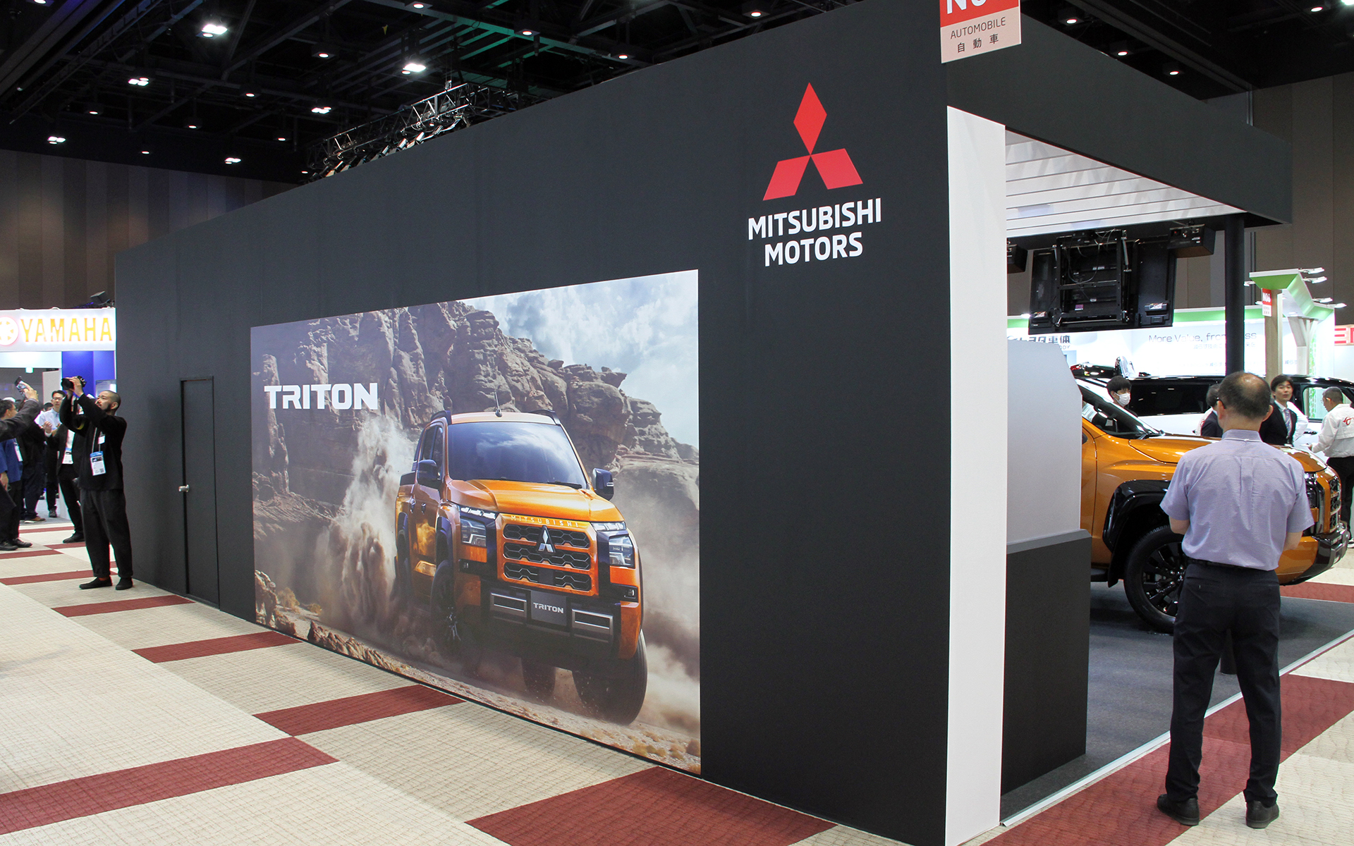 ブース裏側でも新型トライトンをアピール