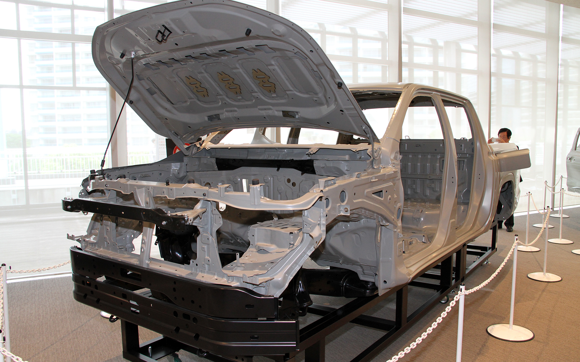 アネックスホールの入り口には新型トライトンのホワイトボディも展示されている