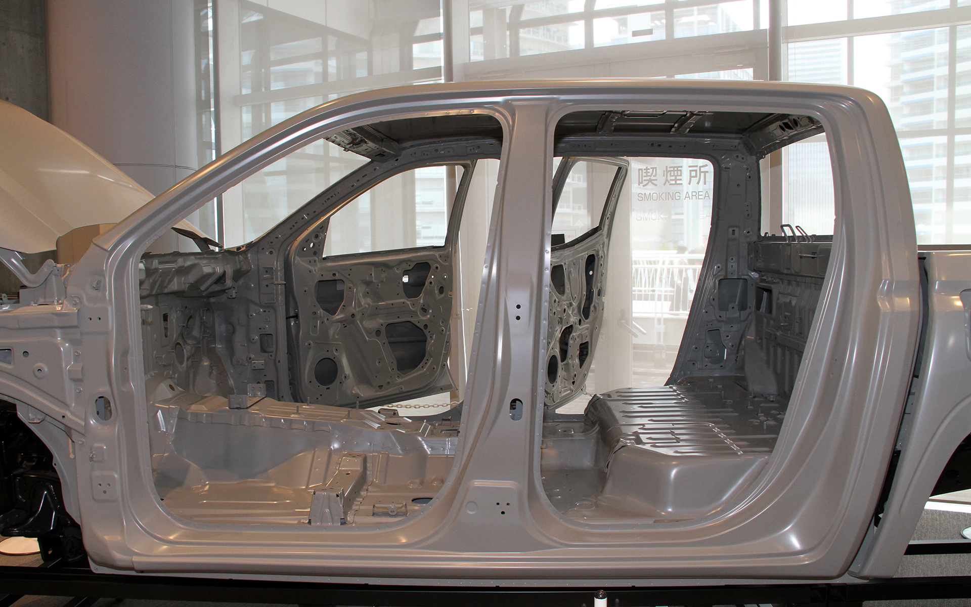 アネックスホールの入り口には新型トライトンのホワイトボディも展示されている