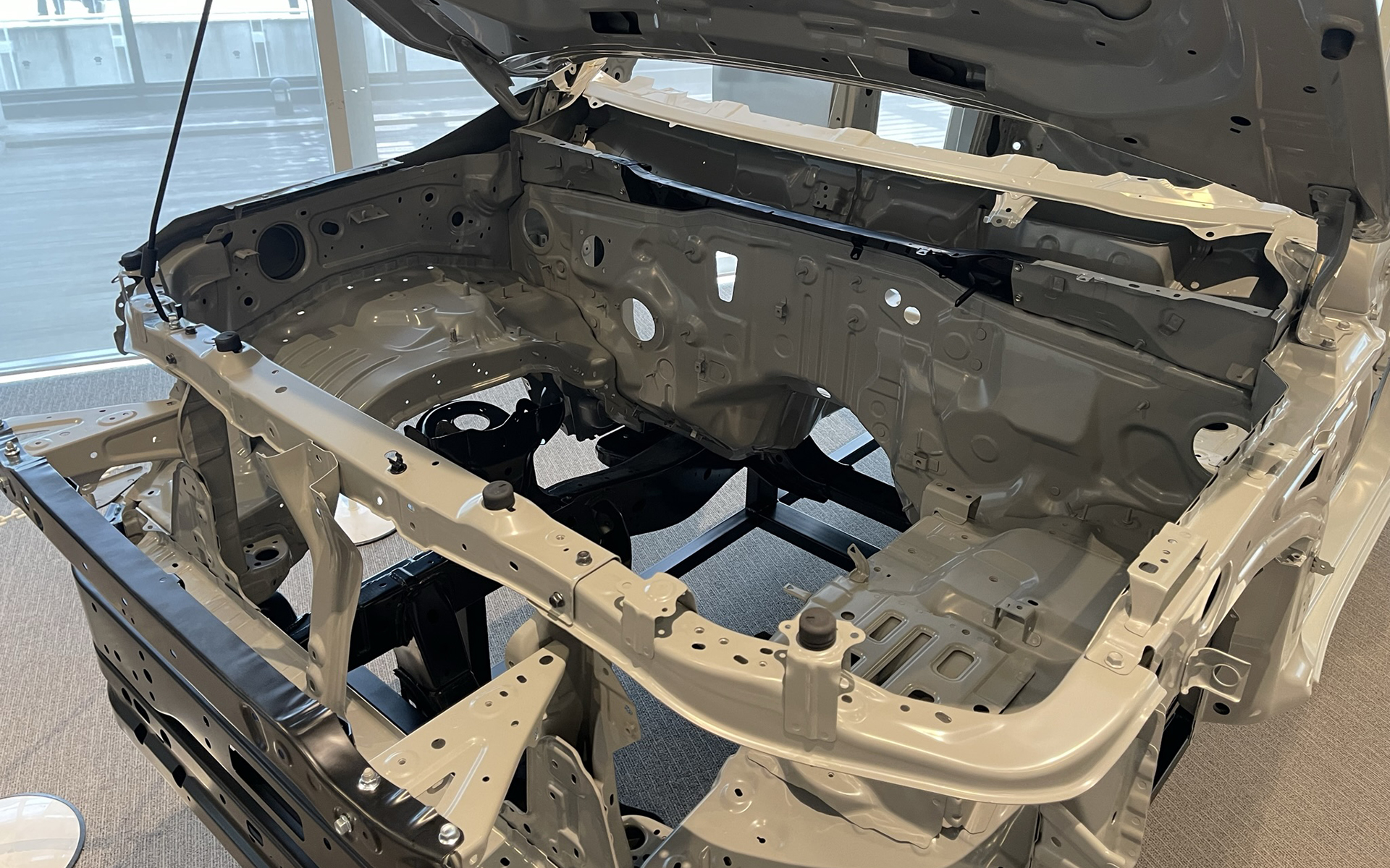 アネックスホールの入り口には新型トライトンのホワイトボディも展示されている