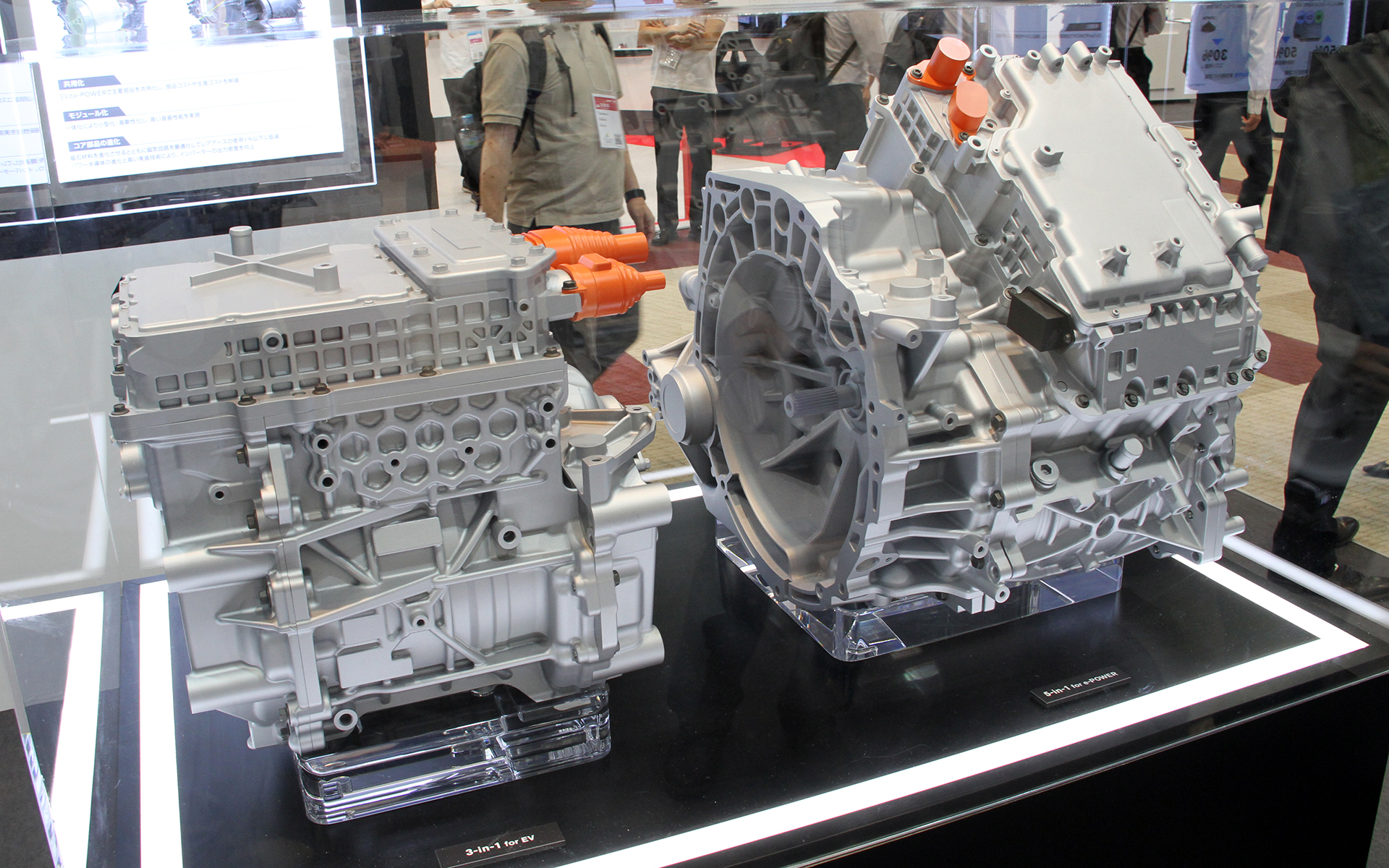 新開発電動パワートレーン「X-in-1」の試作ユニット（左が3-in-1。右が5-in-1）
