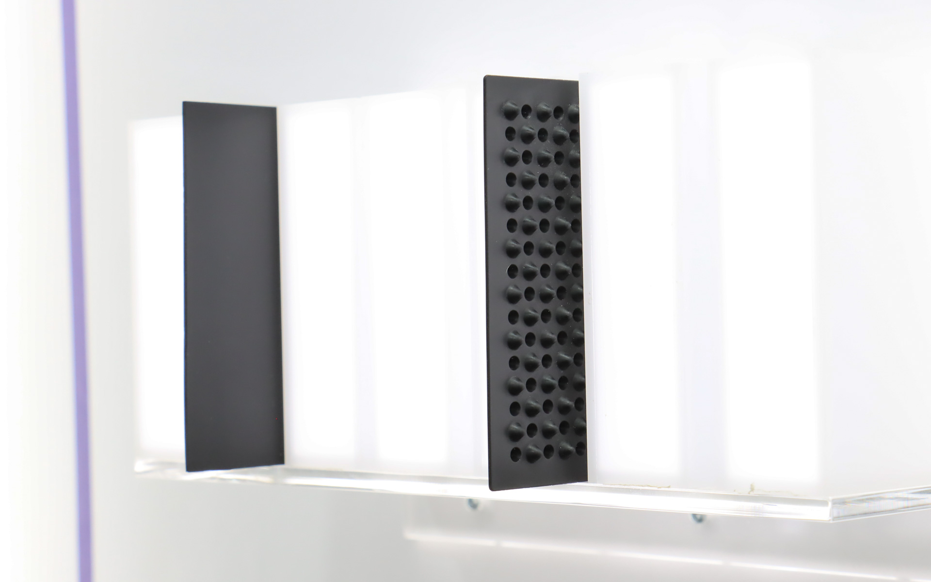 ゴムシートの両側に向けて円錐型の突起を成形。充放電で起きるセルの変形に対応し、中空形状によって断熱性も高めている