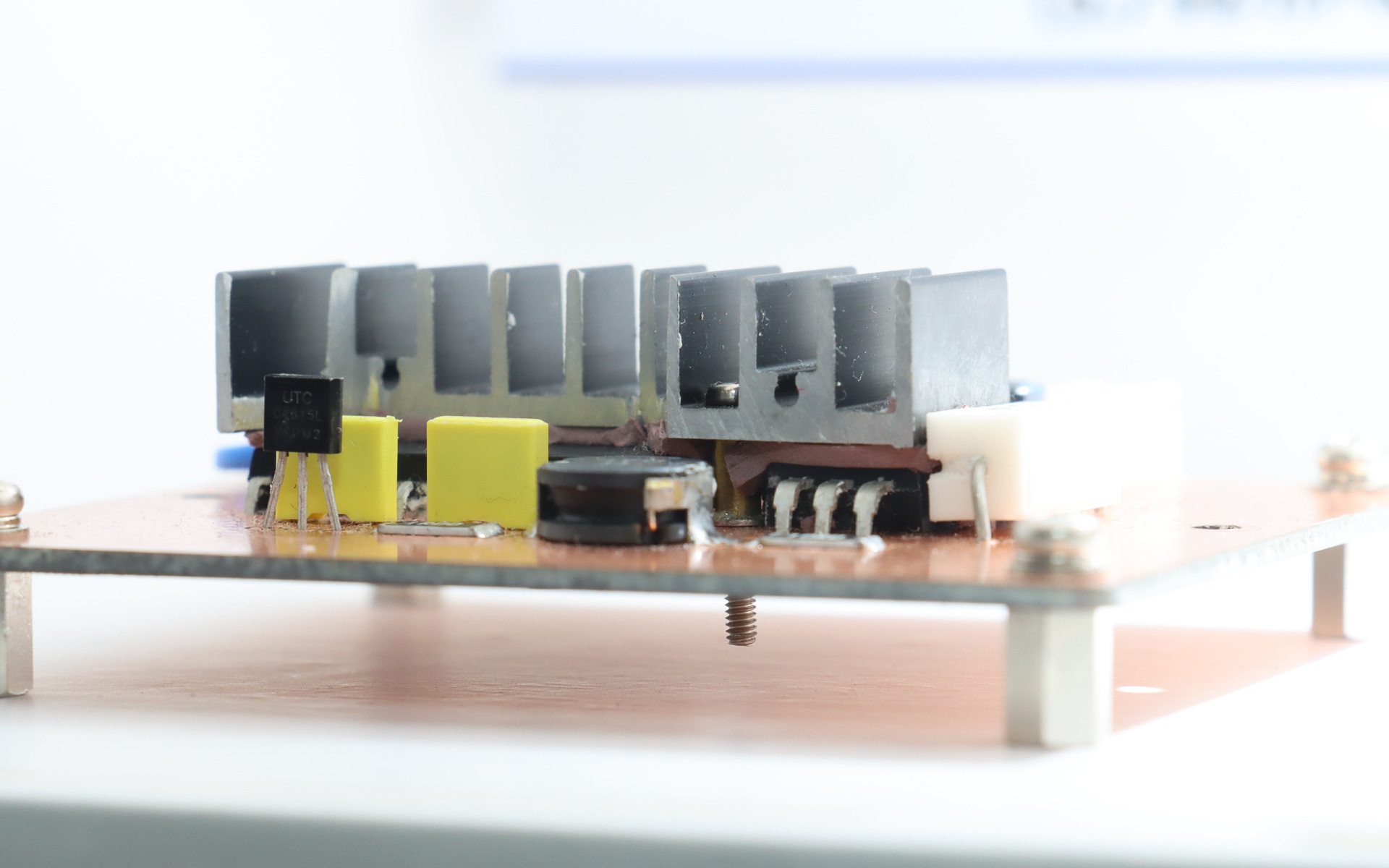 他社製品の熱伝導シートとキュリースシリーズのクレイタイプの比較。熱伝導シートは熱源となる半導体などの高さが異なる場合には密着しきれなくなるが、クレイタイプは基板上に広がってヒートシンクにしっかりと熱を伝えてくれる