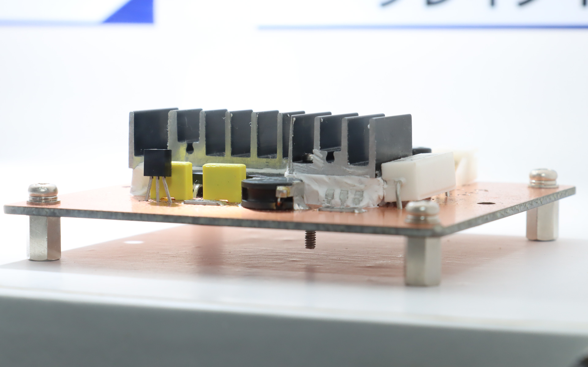 他社製品の熱伝導シートとキュリースシリーズのクレイタイプの比較。熱伝導シートは熱源となる半導体などの高さが異なる場合には密着しきれなくなるが、クレイタイプは基板上に広がってヒートシンクにしっかりと熱を伝えてくれる