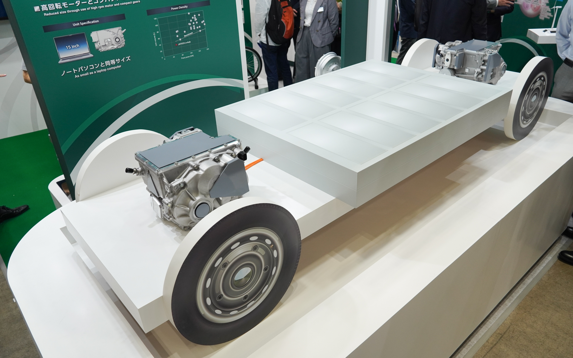 ジヤトコブースのメイン展示は超小型e-Axleを前後に搭載した電動車両のコンセプト