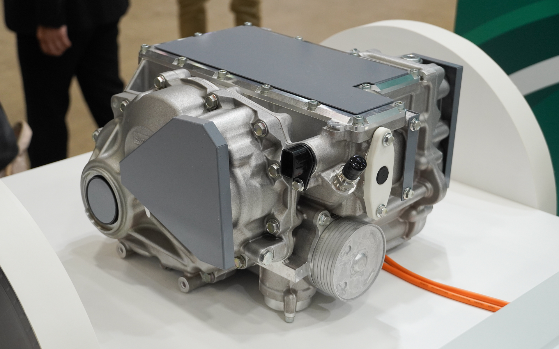 超小型e-Axleを展示。モックアップには前後に同じものを搭載し4WDを表現