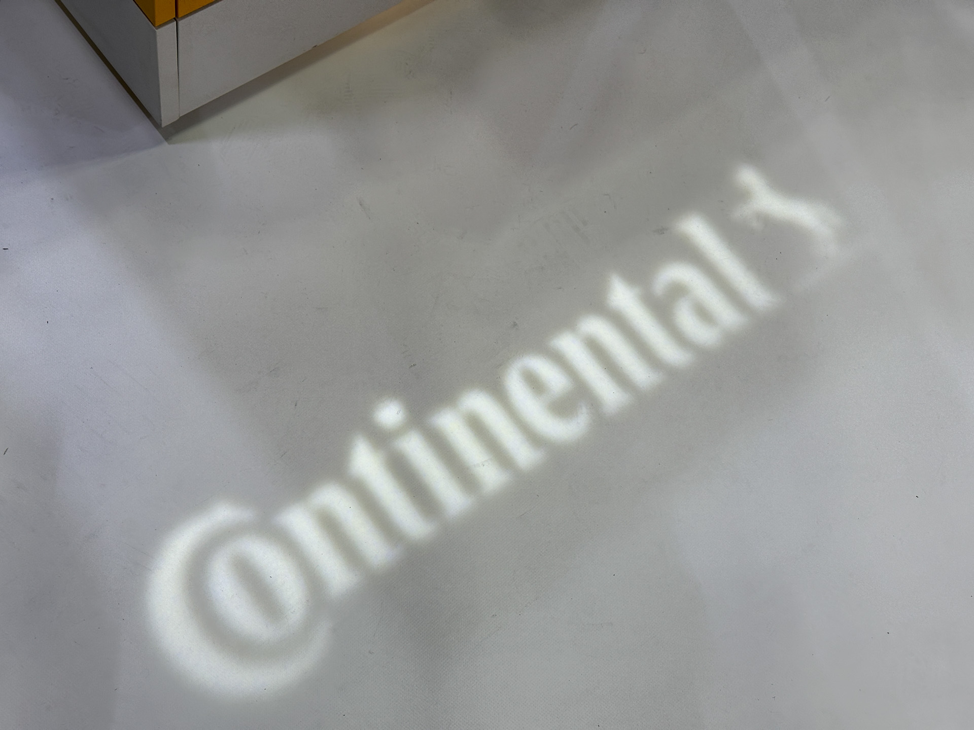 カーテシーランプの機能について、タブレットを使って表示を変えることができるようすをデモしている