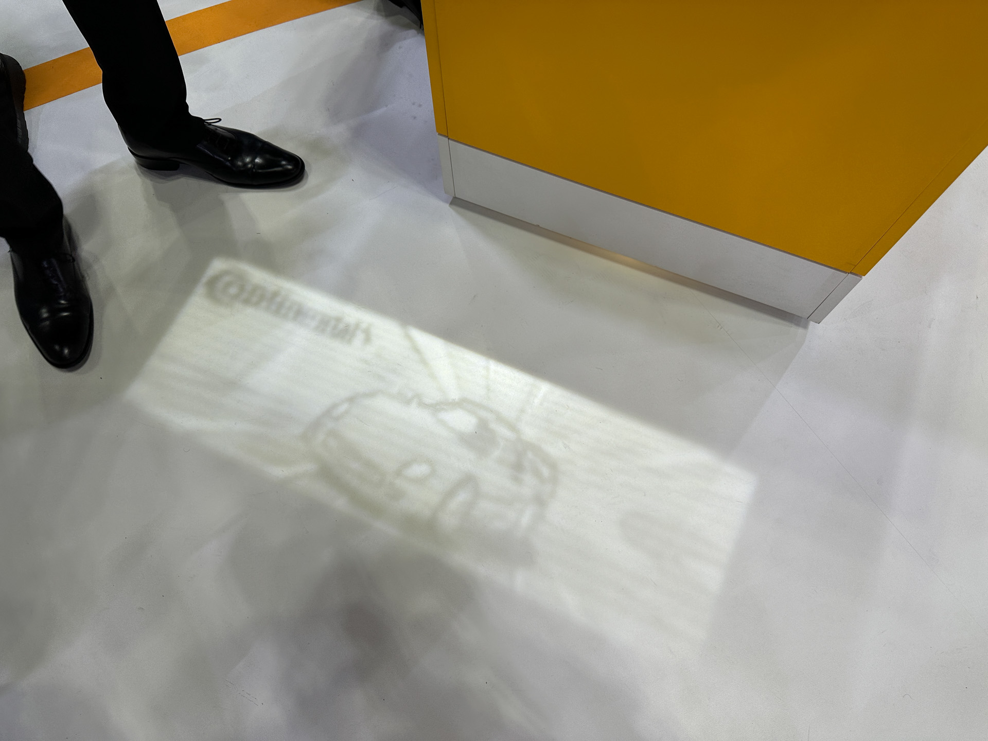 カーテシーランプの機能について、タブレットを使って表示を変えることができるようすをデモしている