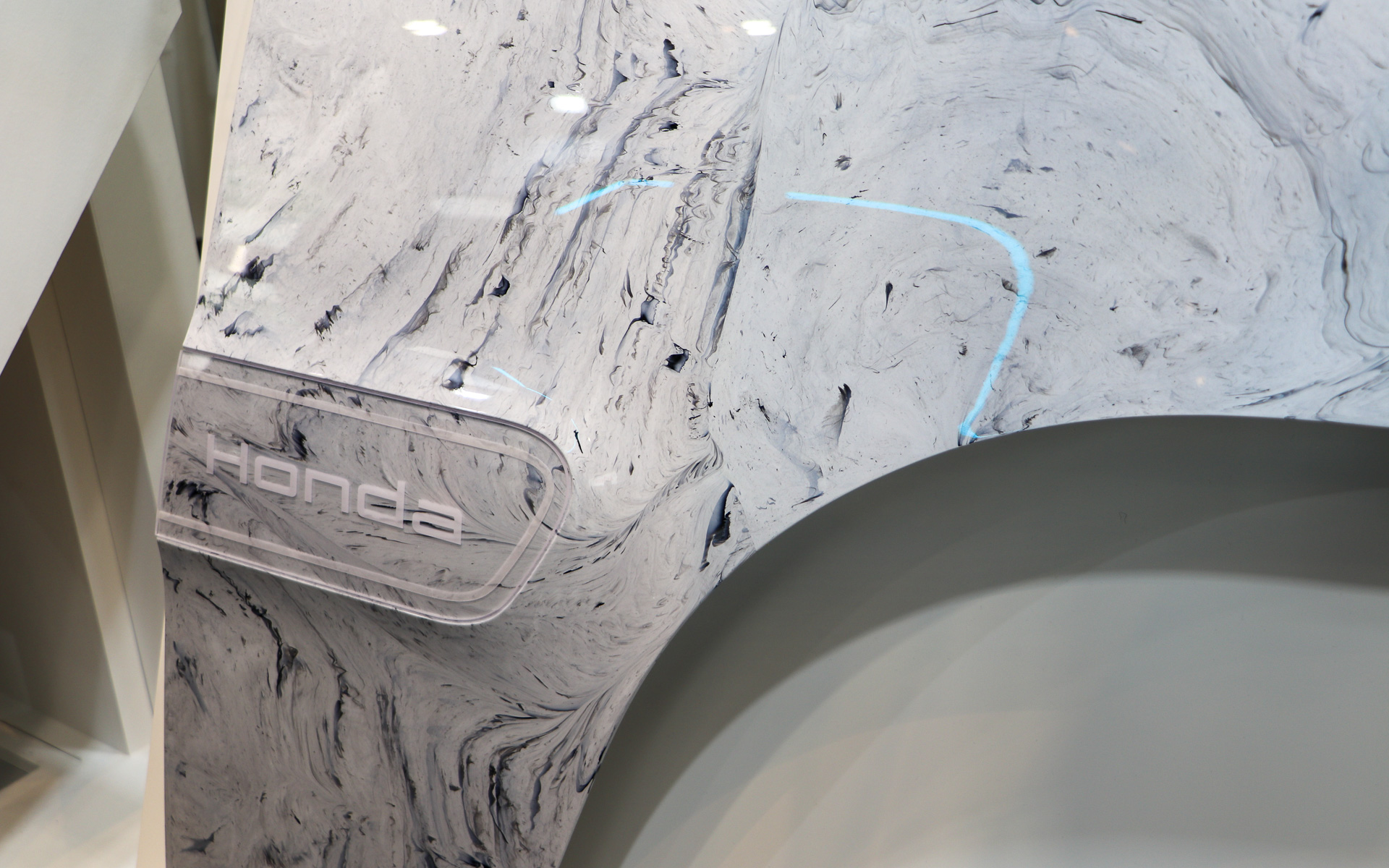 再生アクリル樹脂で製作したボディ外装。割れにくくするために特別な加工を施してあるという