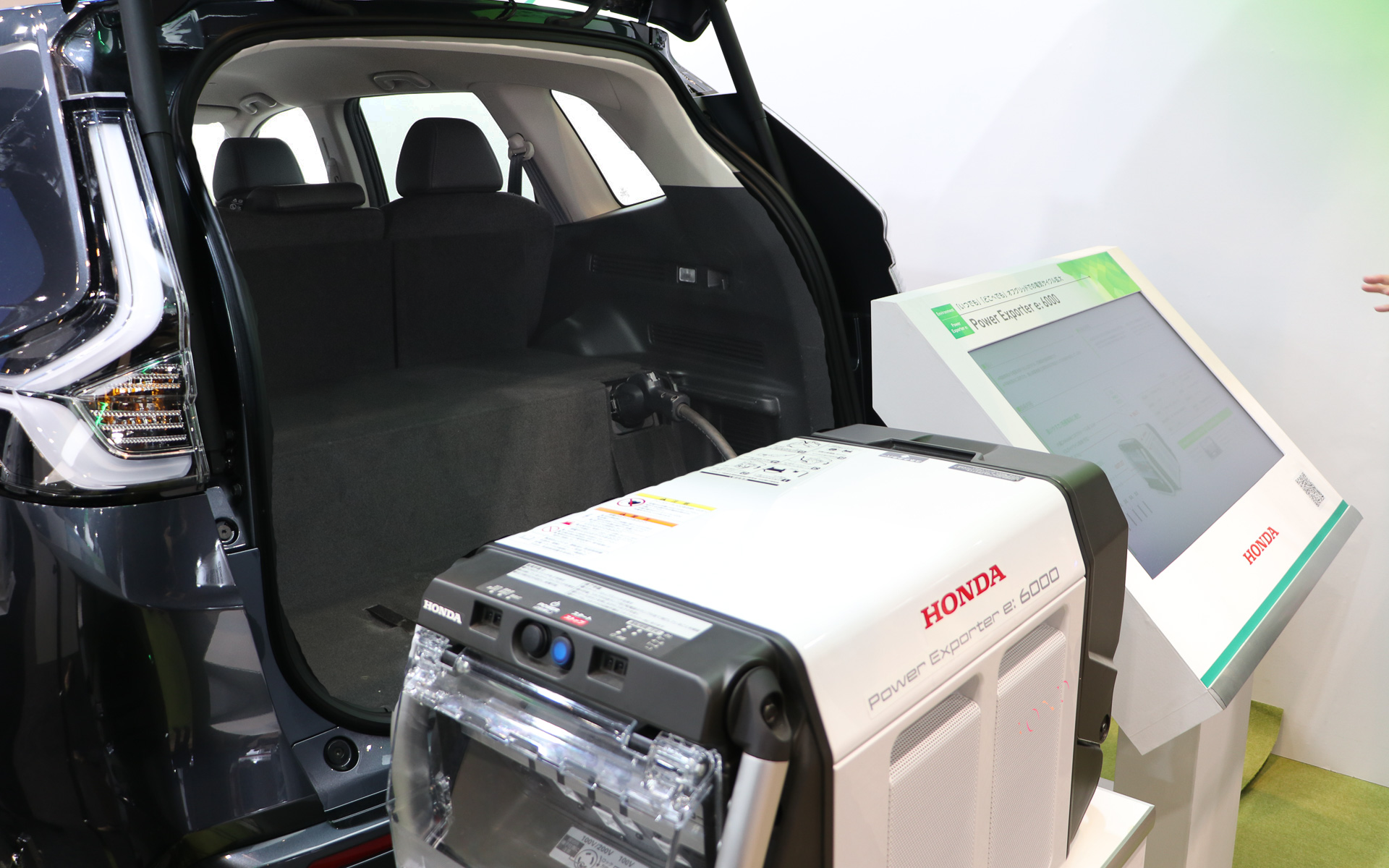 可搬型外部給電機を接続することで、非常時や屋外イベントなどへ高出力の電力供給が可能となる