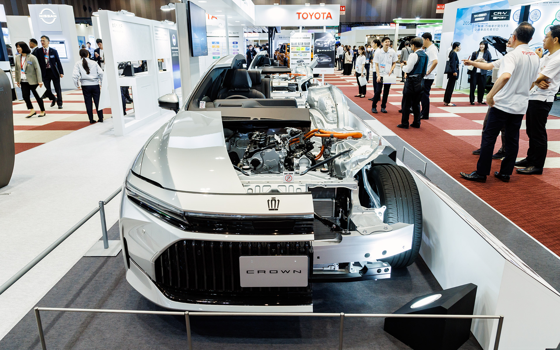 クラウンセダンなどを展示するトヨタブース