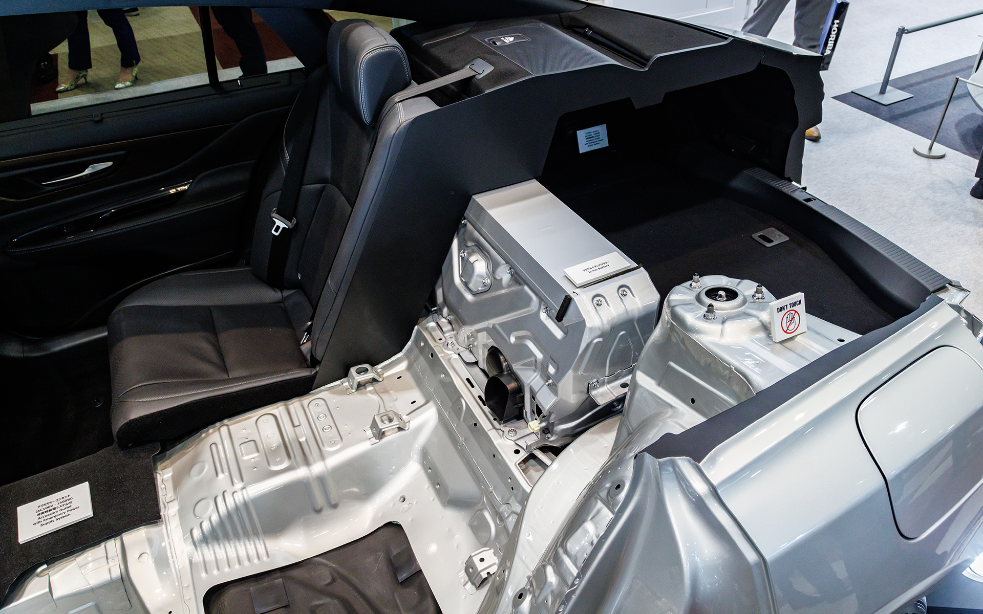 リアシート背面にハイブリッド用リチウムイオンバッテリを配置