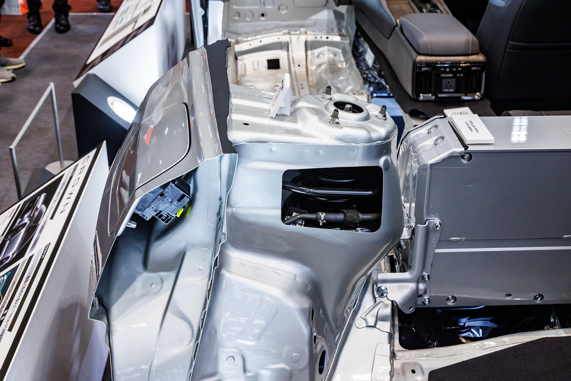 水平のベルトラインを出すためにHEVモデルでは従来より給油口の位置を50mmほど低い位置に。わずかな違いだが、配管を通す位置をサスペンションの前側から後ろ側に変更したり、それに伴って車両の組み立て工程を見直したりなど苦労があったという