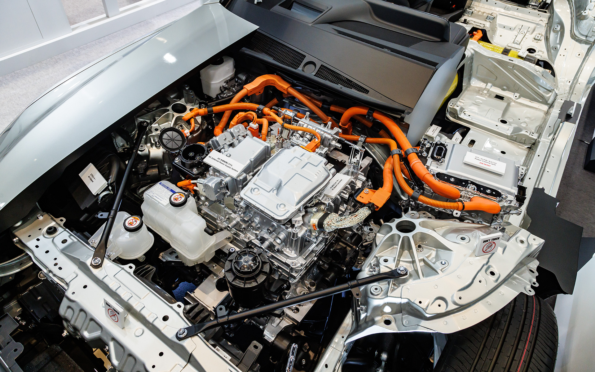 ボンネット下にはパワーコントロールユニットなどが収まる