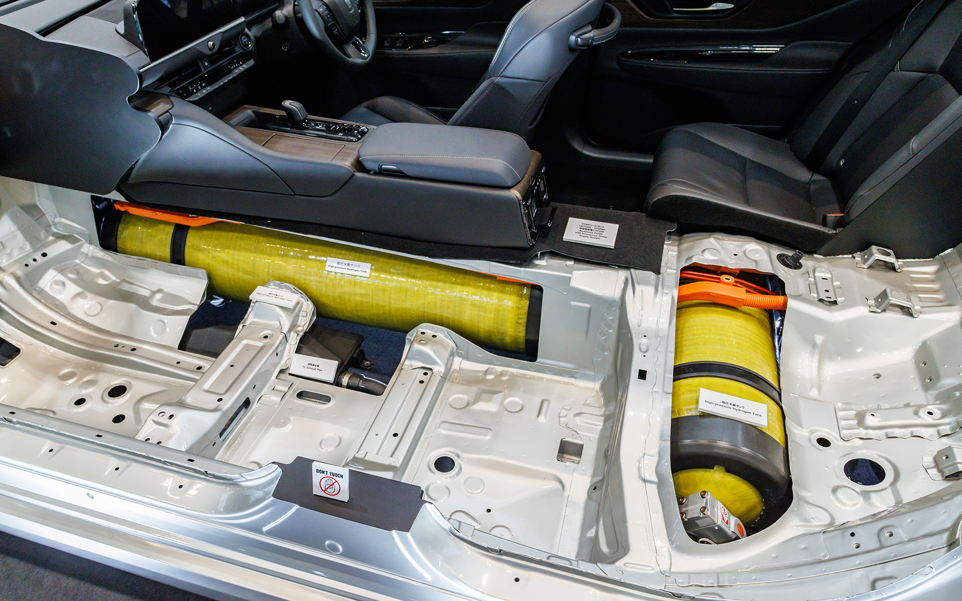 センターコンソール下やリアシート座面下には水素タンクを配置