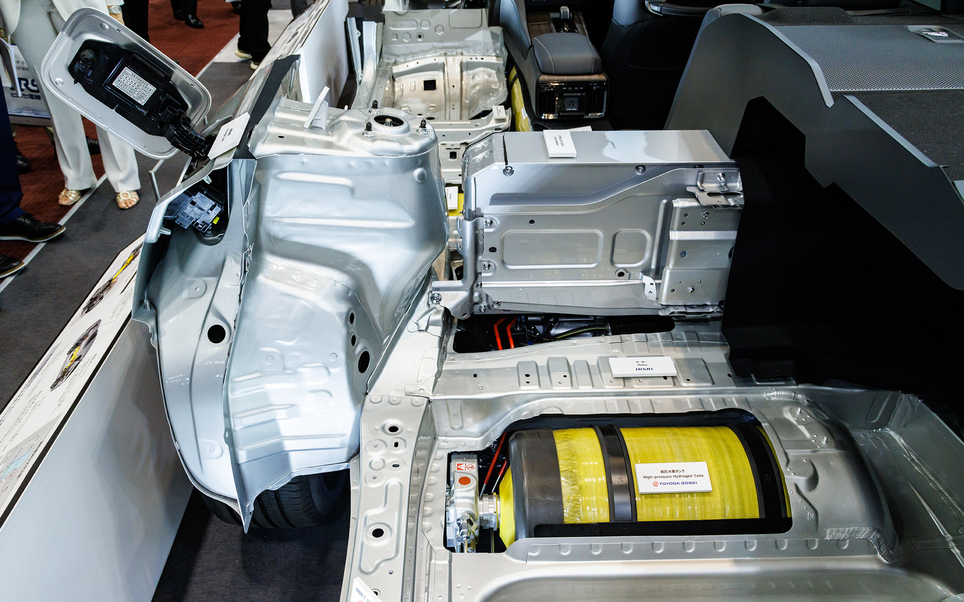 トランク下にも水素タンクがある