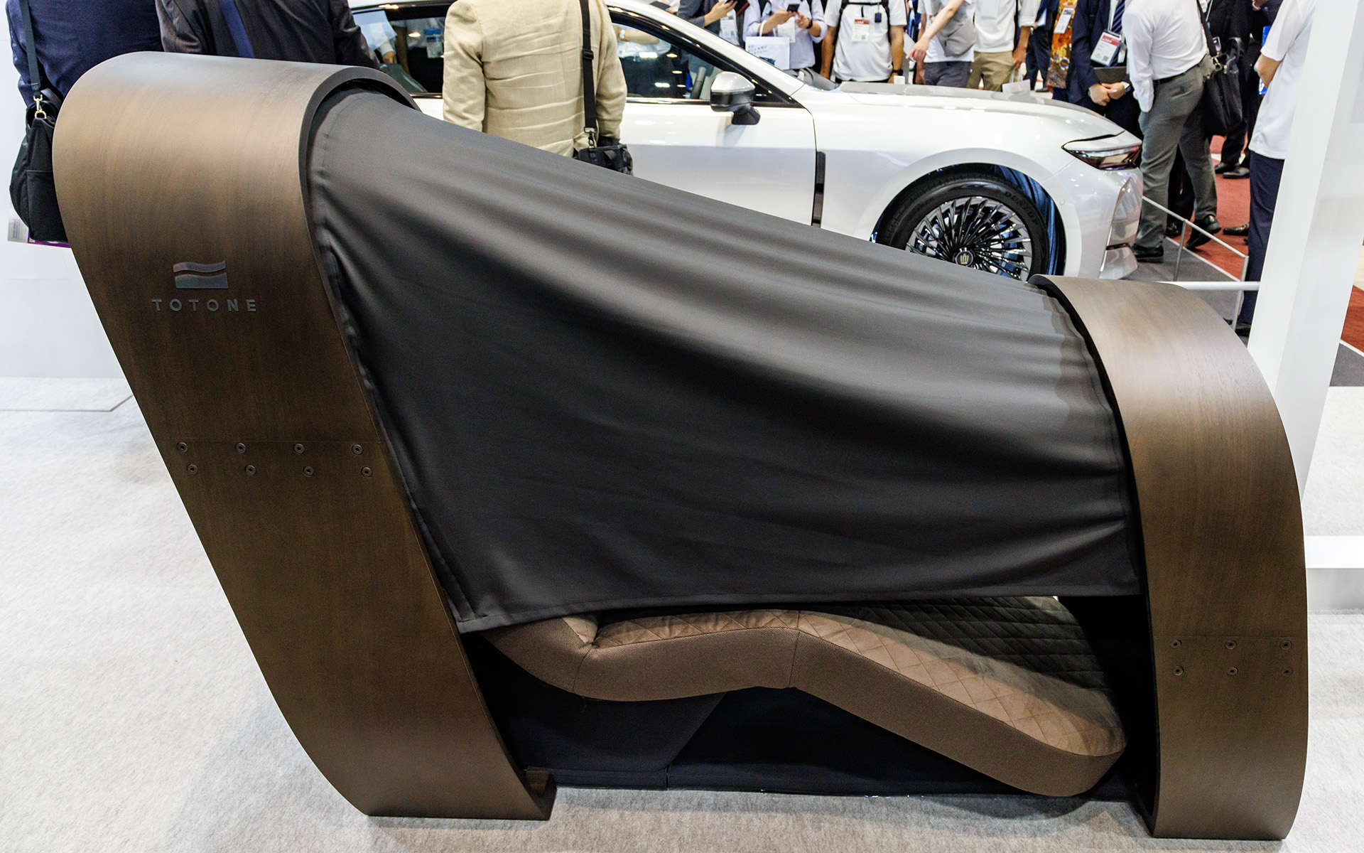 睡眠時はカーテンを使用