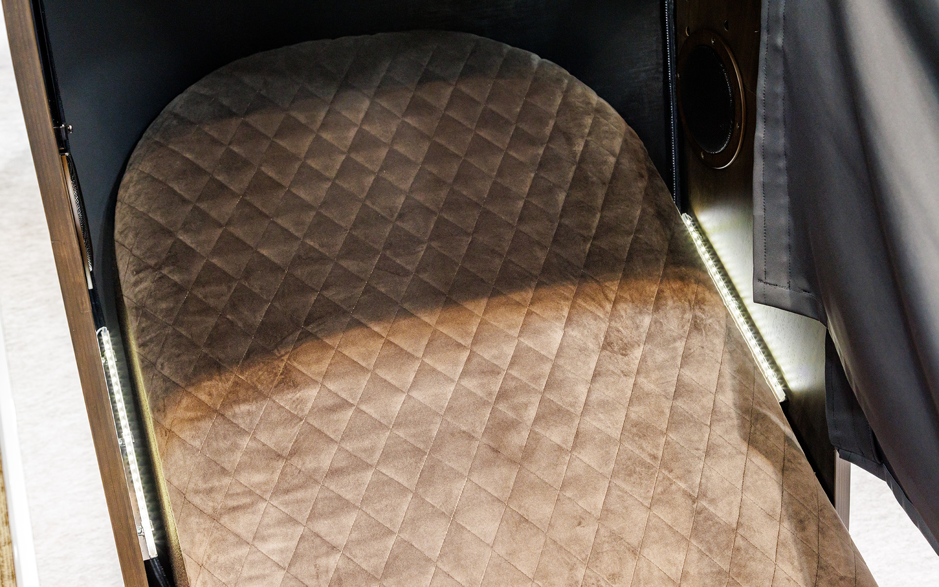 頭側にLED照明とスピーカー。LED照明はトンネルと呼ばれる外枠に反射して間接照明となる