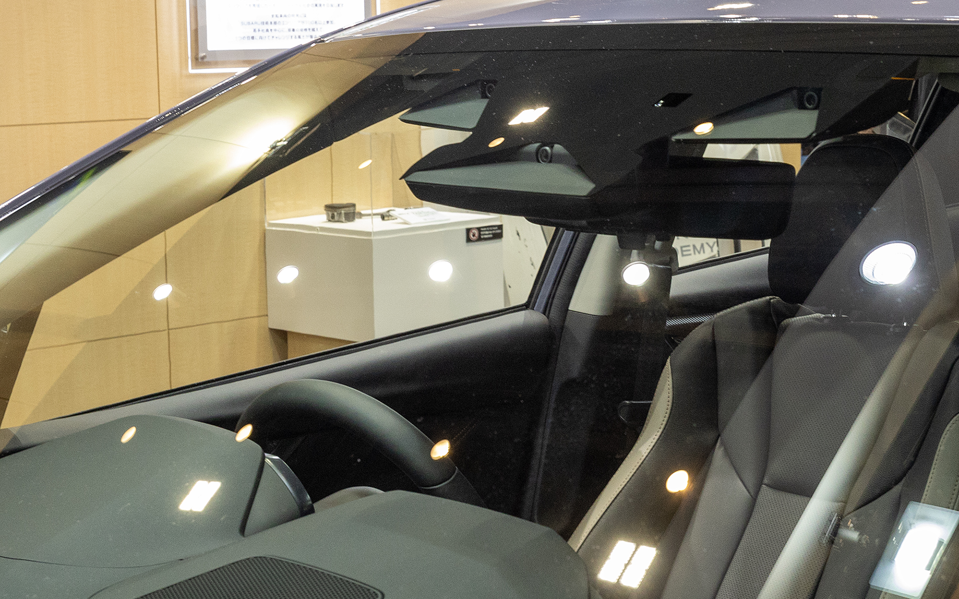 レーンチェンジアシストについてスバルの技術者は、「われわれが言うのもなんですが、相当上手いレーンチェンジをします」と表現。ラリードライバーの新井敏弘選手やレーシングドライバーの山内英輝選手からもレーンチェンジアシストはとくに高評価をもらっているとのこと