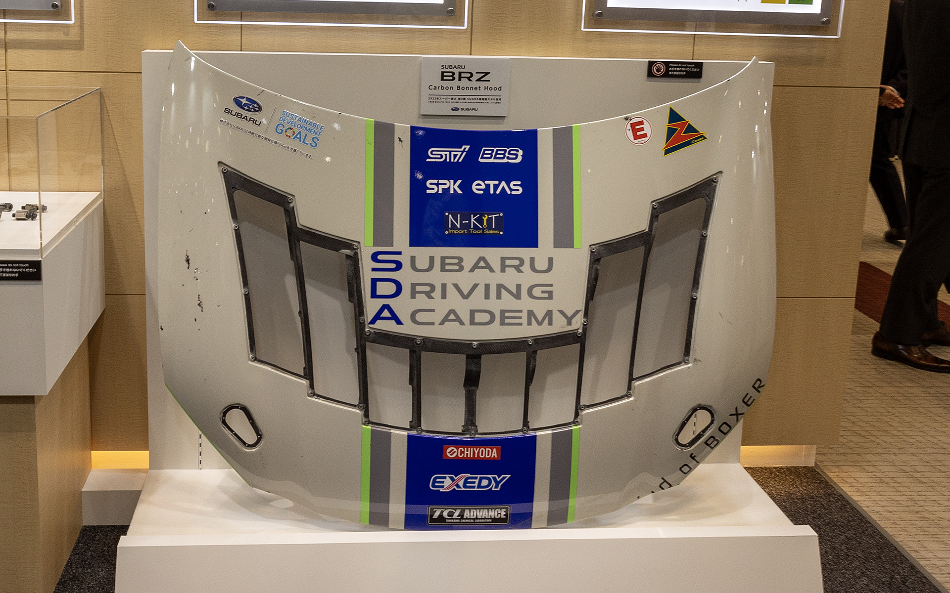 スーパー耐久レースの2023年度参戦車両のボンネットを展示再生カーボンシートを使用して作ったもので、アンダーカバーも同様とのこと