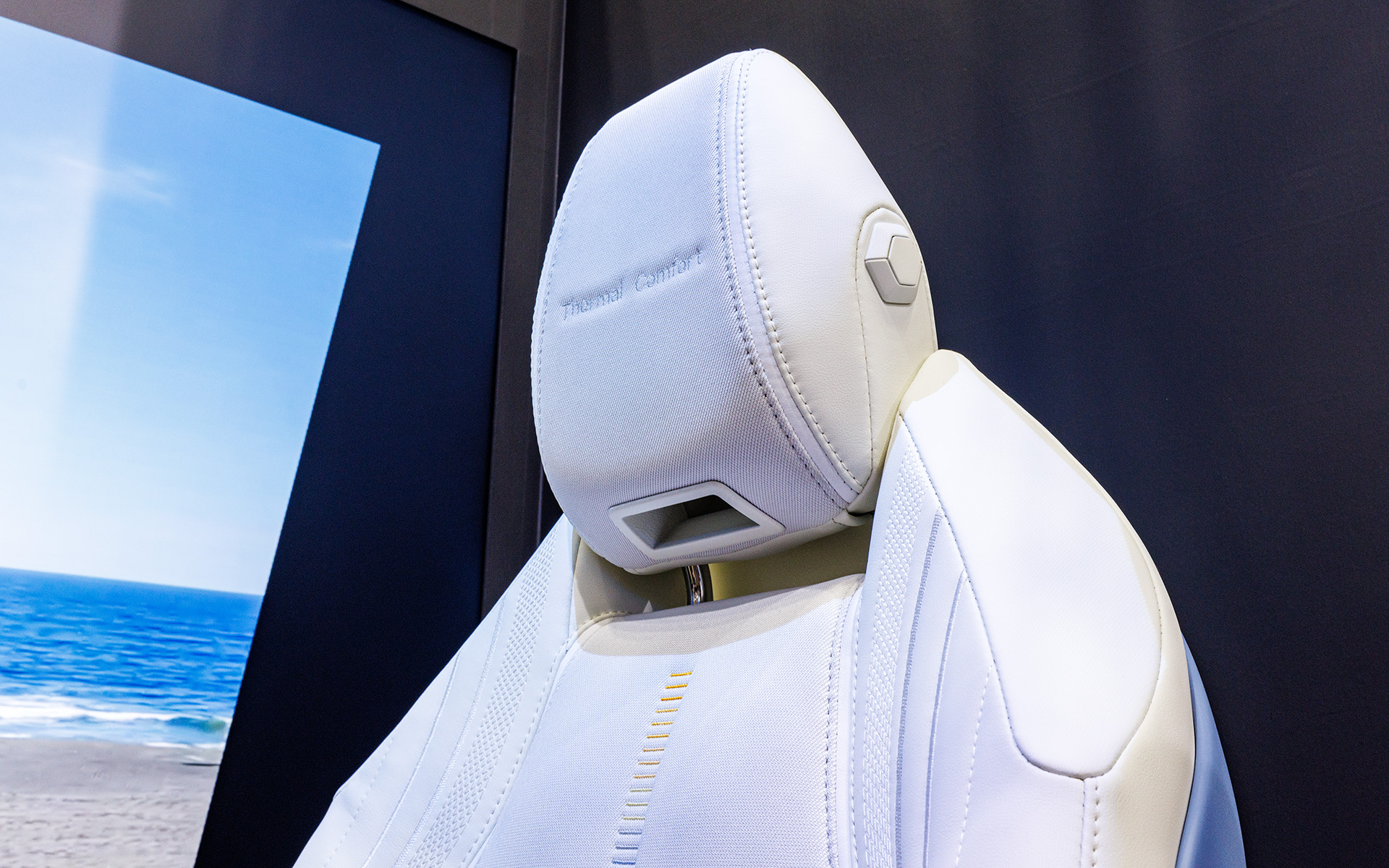 ヘッドレストにもベンチレーションが付く