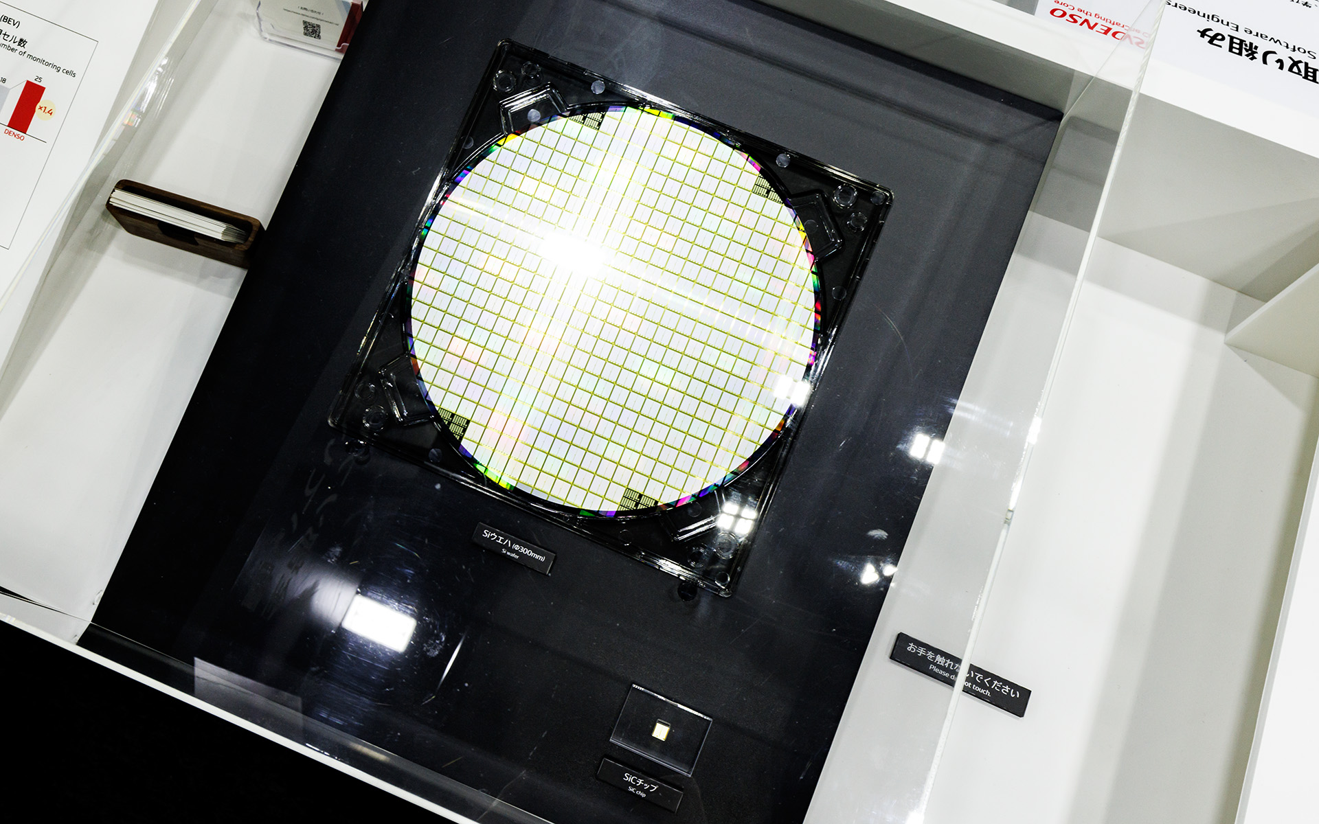 SiウェハとSiCチップ