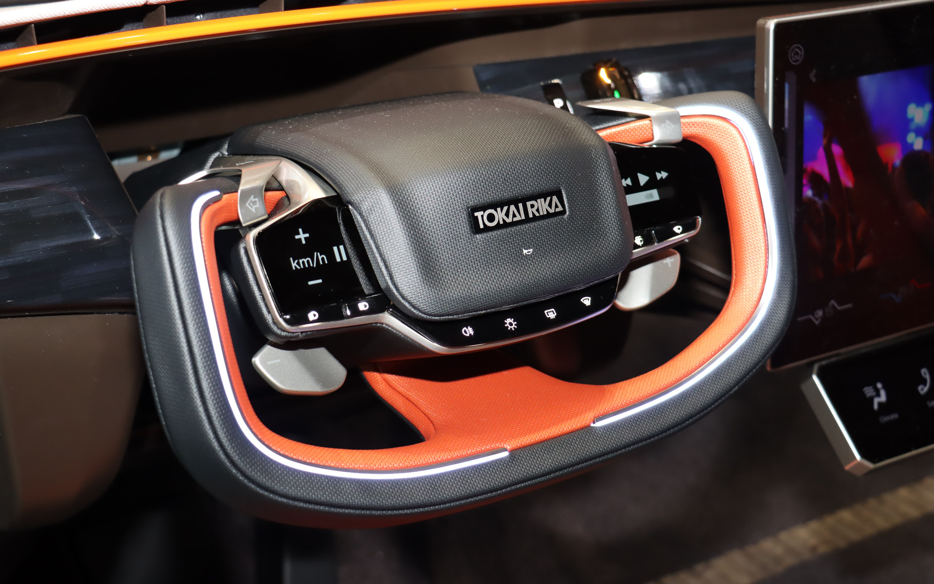 左右のスポーク部分を静電タッチ式ディスプレイにした「スマートステアリングスイッチ」