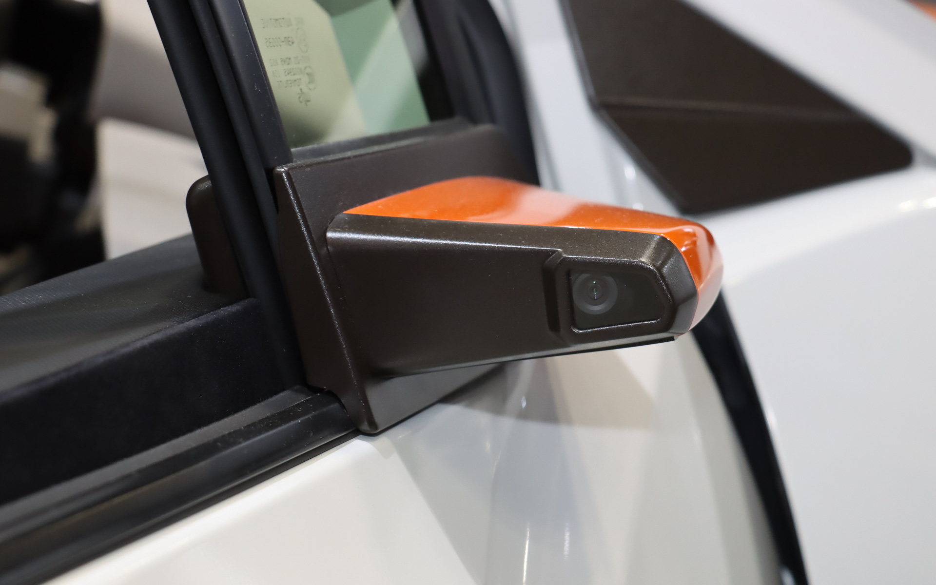 「サイドビューアウターカメラ」。2022年モデルでは格納できる可動式だったが、固定式に改められた