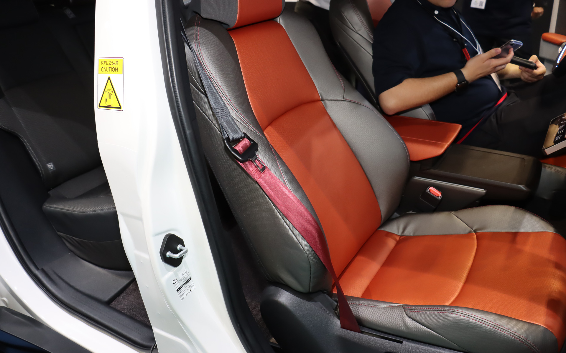 シートベルトを分離タングで「ショルダーベルト」「ラップベルト」に2分割。肩側と座面側の2か所に設置したリトラクターが乗員の姿勢に合わせてベルト張力を個別にコントロールして背もたれが倒れている場合でも乗員が受けるダメージを最小化する「分離ベルトシステム」を備える