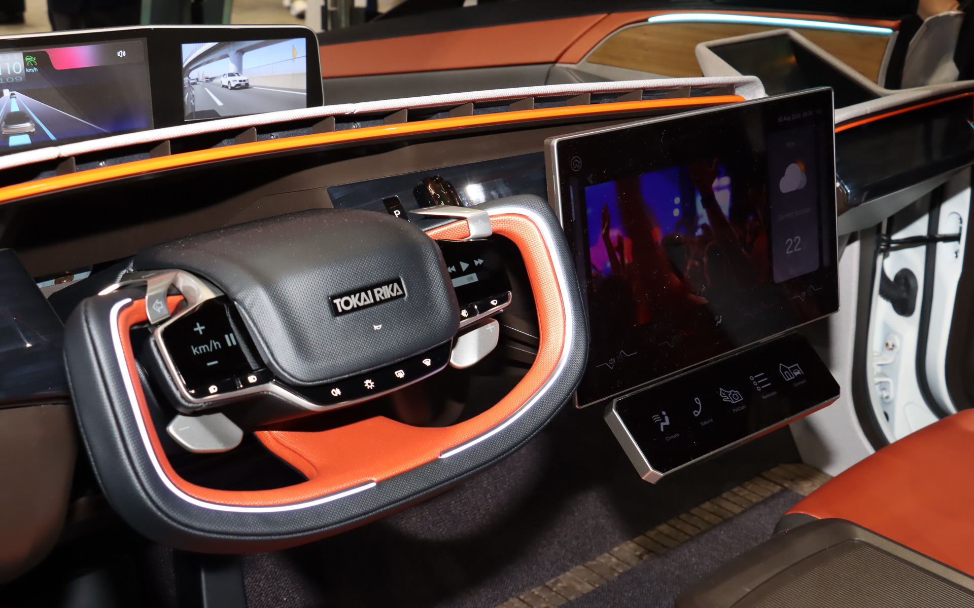 大型のセンターディスプレイは前後のロングスライドや角度調整を電動化。自動運転中に背もたれが寝ていても操作しやすくしている