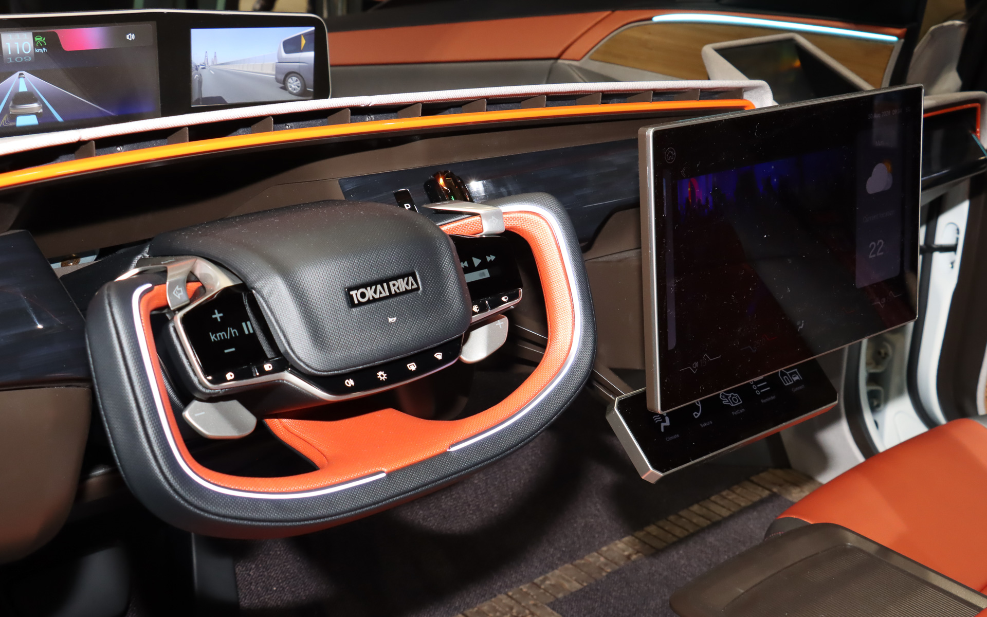 大型のセンターディスプレイは前後のロングスライドや角度調整を電動化。自動運転中に背もたれが寝ていても操作しやすくしている