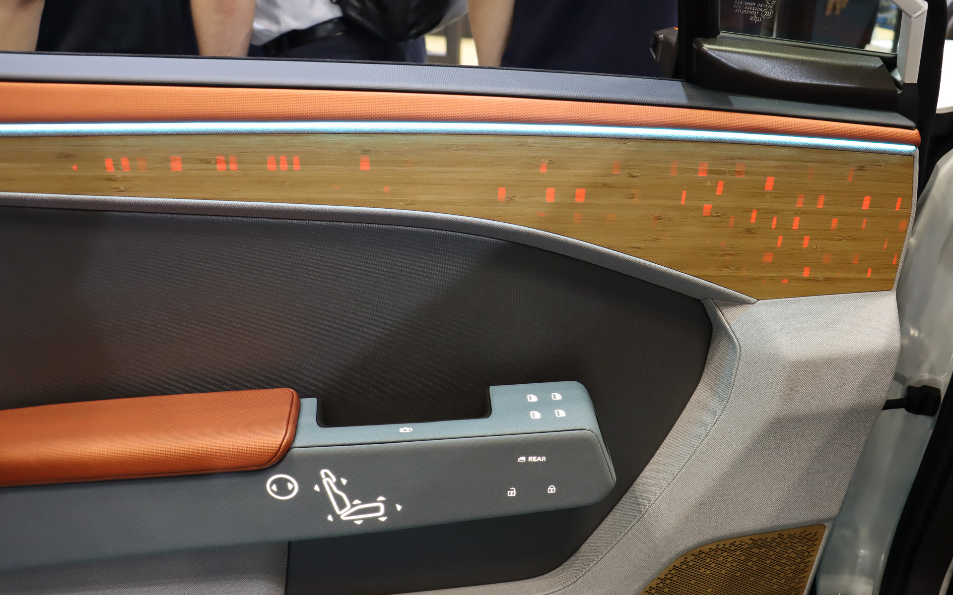 内側からの照明光で車内演出する「竹突板加飾パネル」