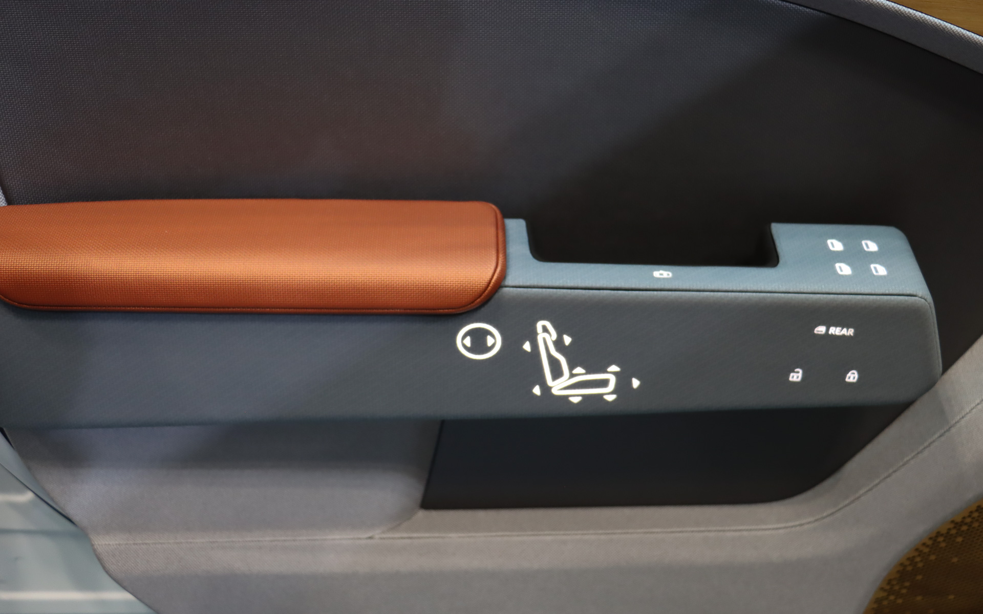 ドアアームレストにパワーシートやパワーウインドウのスイッチ類を透過加飾技術で設置。操作が不要なときは消灯させてすっきりとした意匠も両立させる