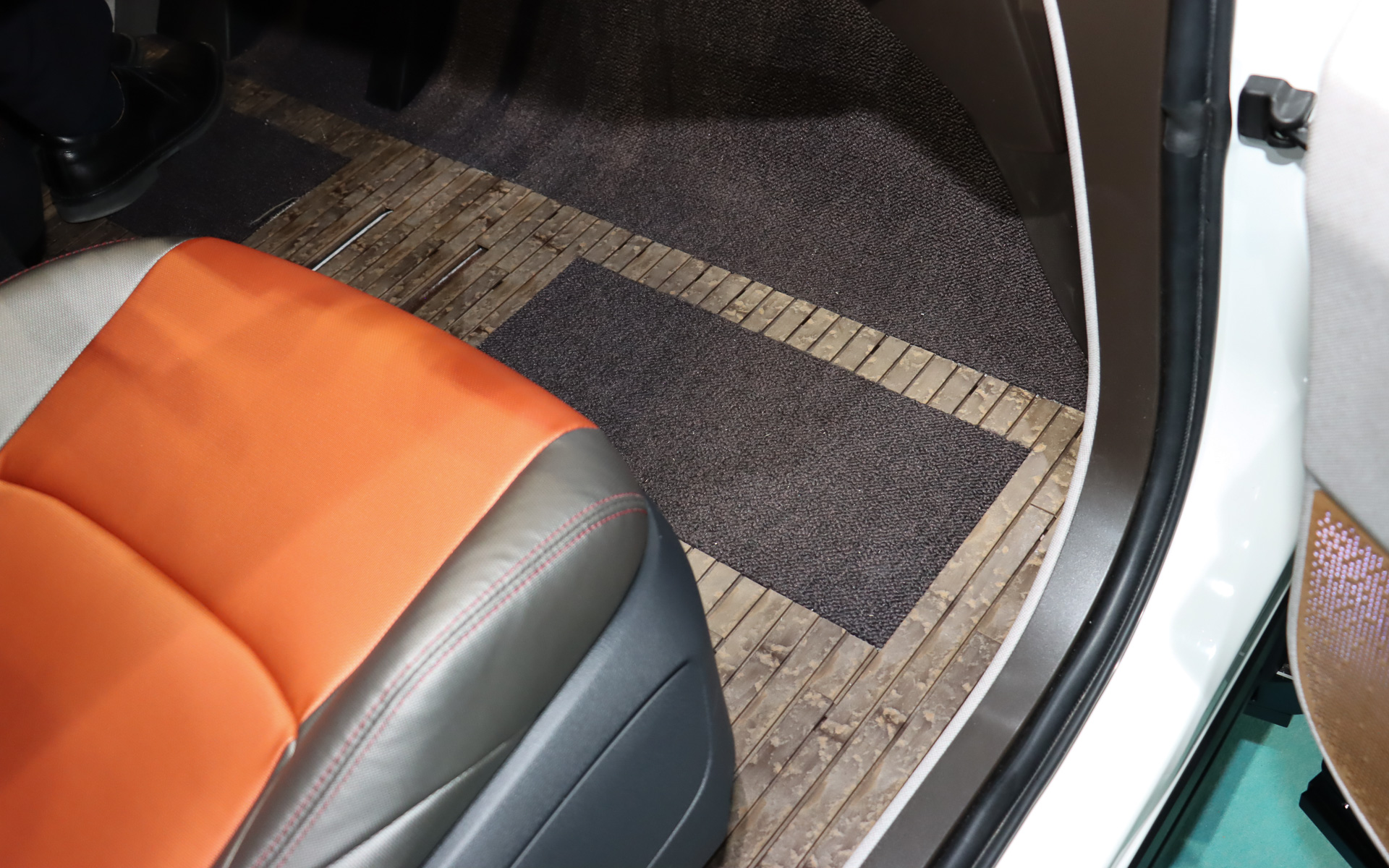 フロントノーズやフロアに国産材の竹を原料に使うサステナブル素材「Bamboo＋」を採用