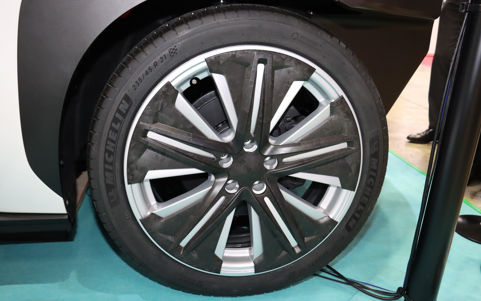 Bamboo＋を使ったホイールカバー「フルホイールオーナメント」も考案。軽量化を推し進めたアルミホイールに装着することで意匠性を高め、走行性能と美しいルックスを両立させる