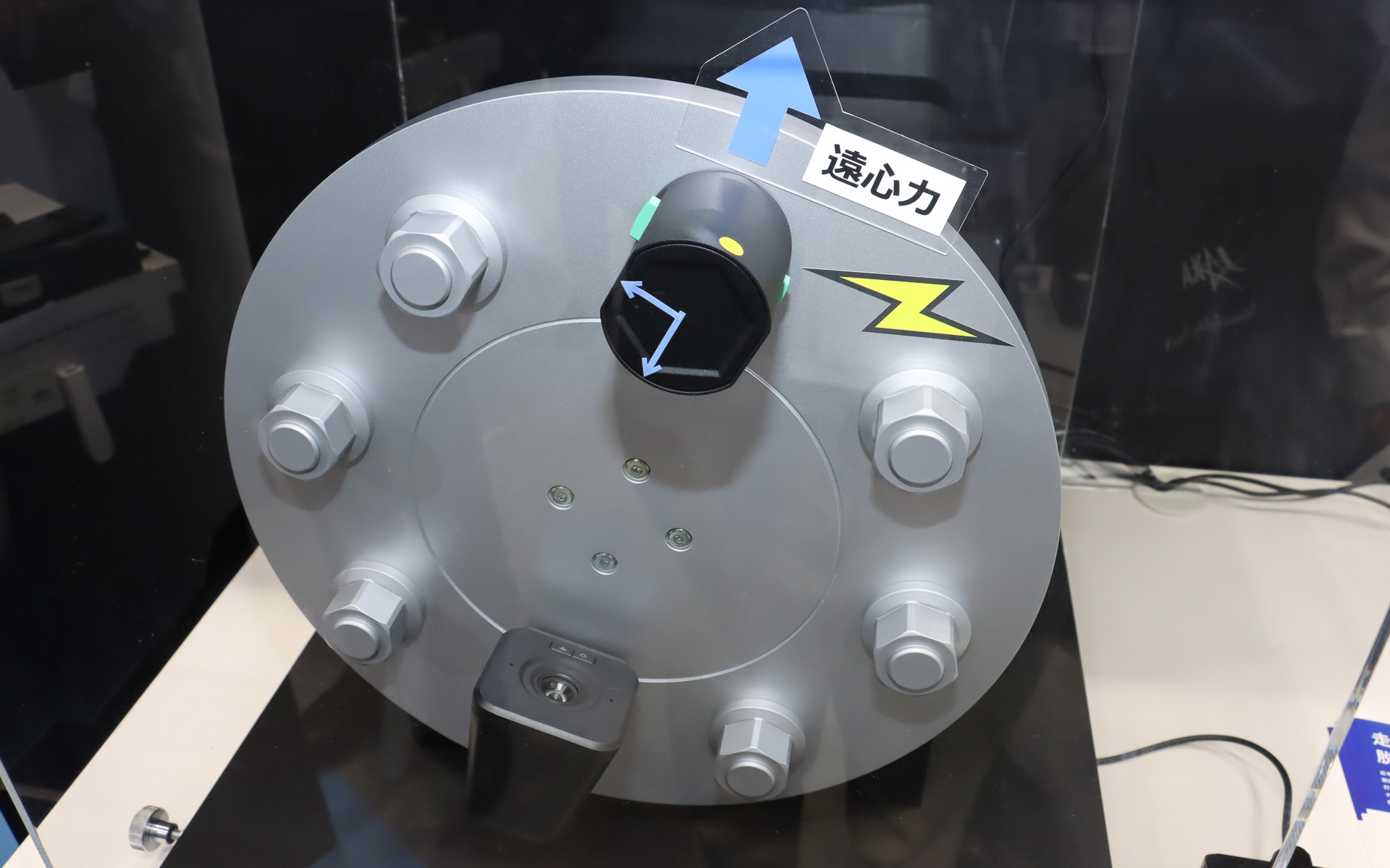 走行中にホイールナットに発生する遠心力の角度がずれることでナットの緩みを検出する