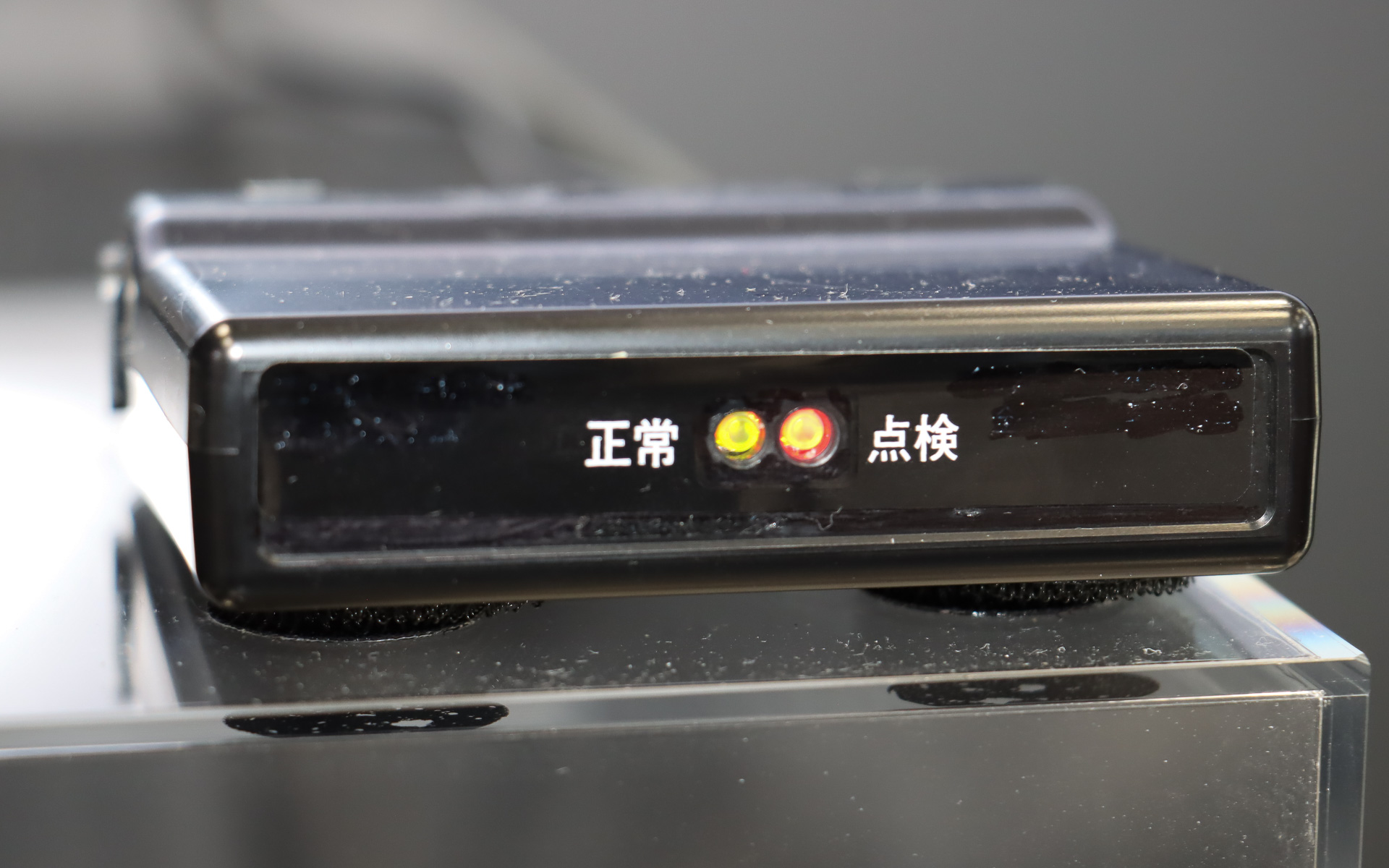 ナットの緩みを検出すると、車内の「受信機兼表示器」がLEDの発光とブザー音でドライバーに注意喚起