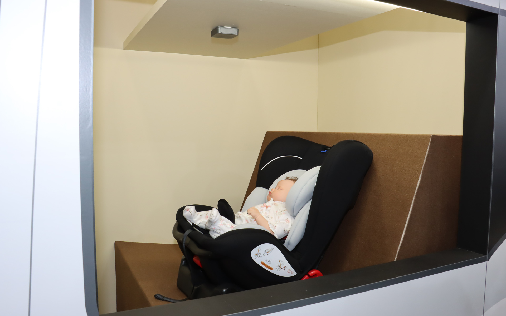 呼吸を模して胸部が上下動する幼児のダミーを使って動作デモを実施。3個のアンテナがレーダー信号の反射を検知して、アンテナ間の位相差を独自の検出アルゴリズムで体動検出し、同時に対象までの距離と角度も推定して車外にいる歩行者などとの切り分けを行なう