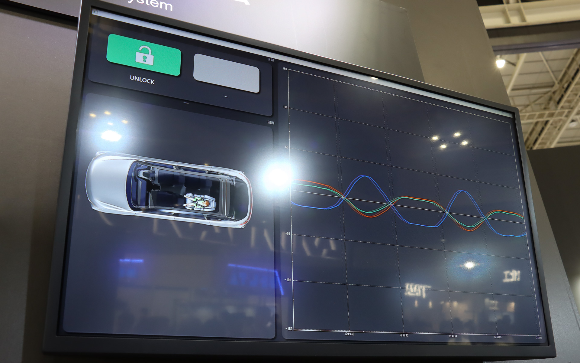 呼吸を模して胸部が上下動する幼児のダミーを使って動作デモを実施。3個のアンテナがレーダー信号の反射を検知して、アンテナ間の位相差を独自の検出アルゴリズムで体動検出し、同時に対象までの距離と角度も推定して車外にいる歩行者などとの切り分けを行なう